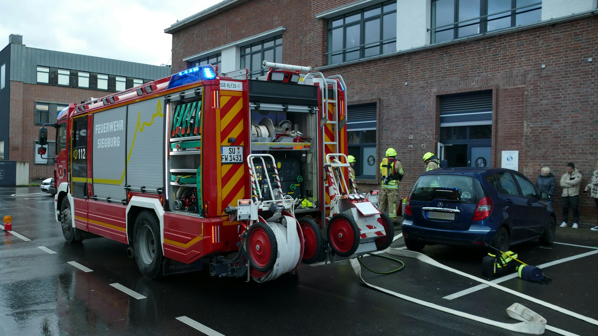 Feuerwehrfahrzeuge stehen vor der Physio-Praxis am Turmcenter.
