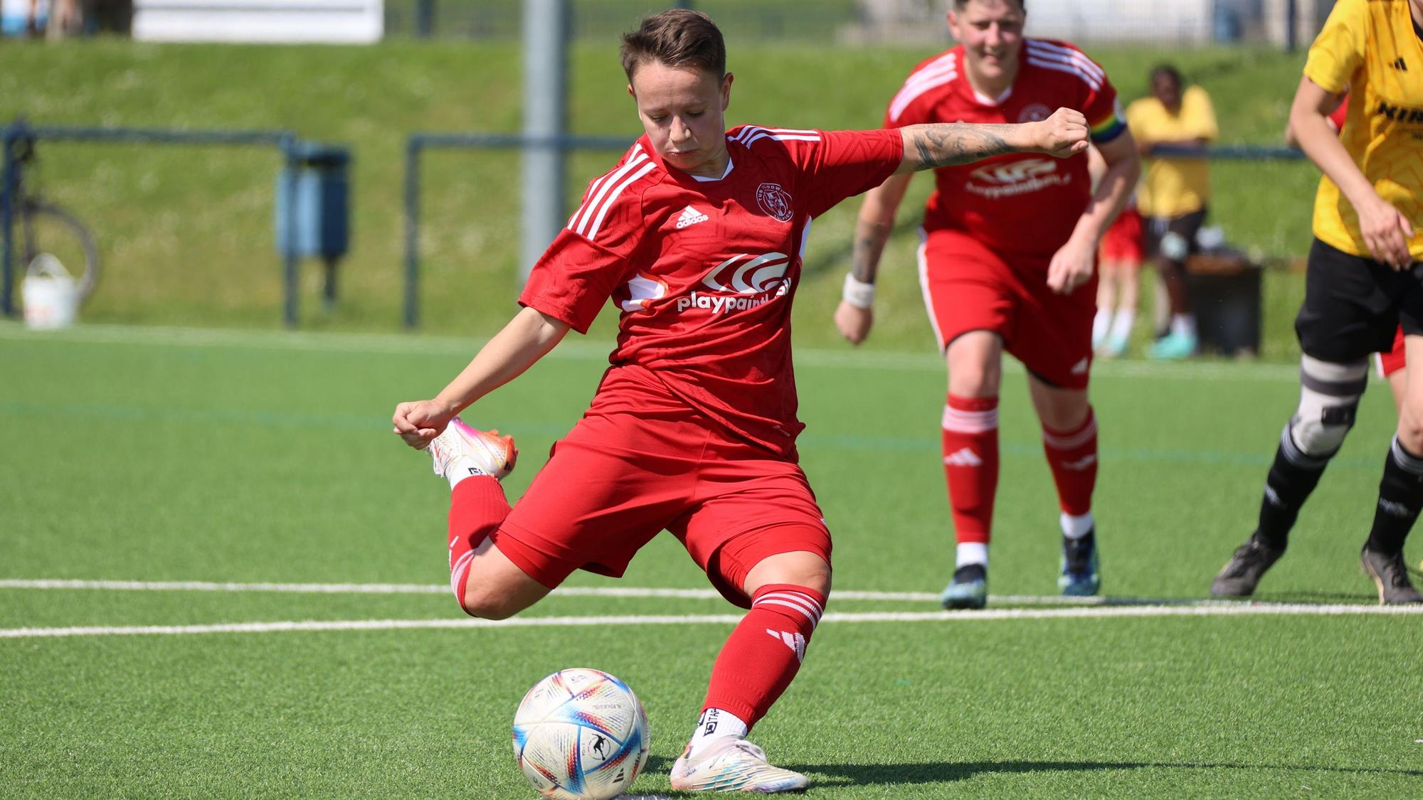 Eine perfekte Schusshaltung zeigt Zülpichs Goalgetterin Celine Hilgers.