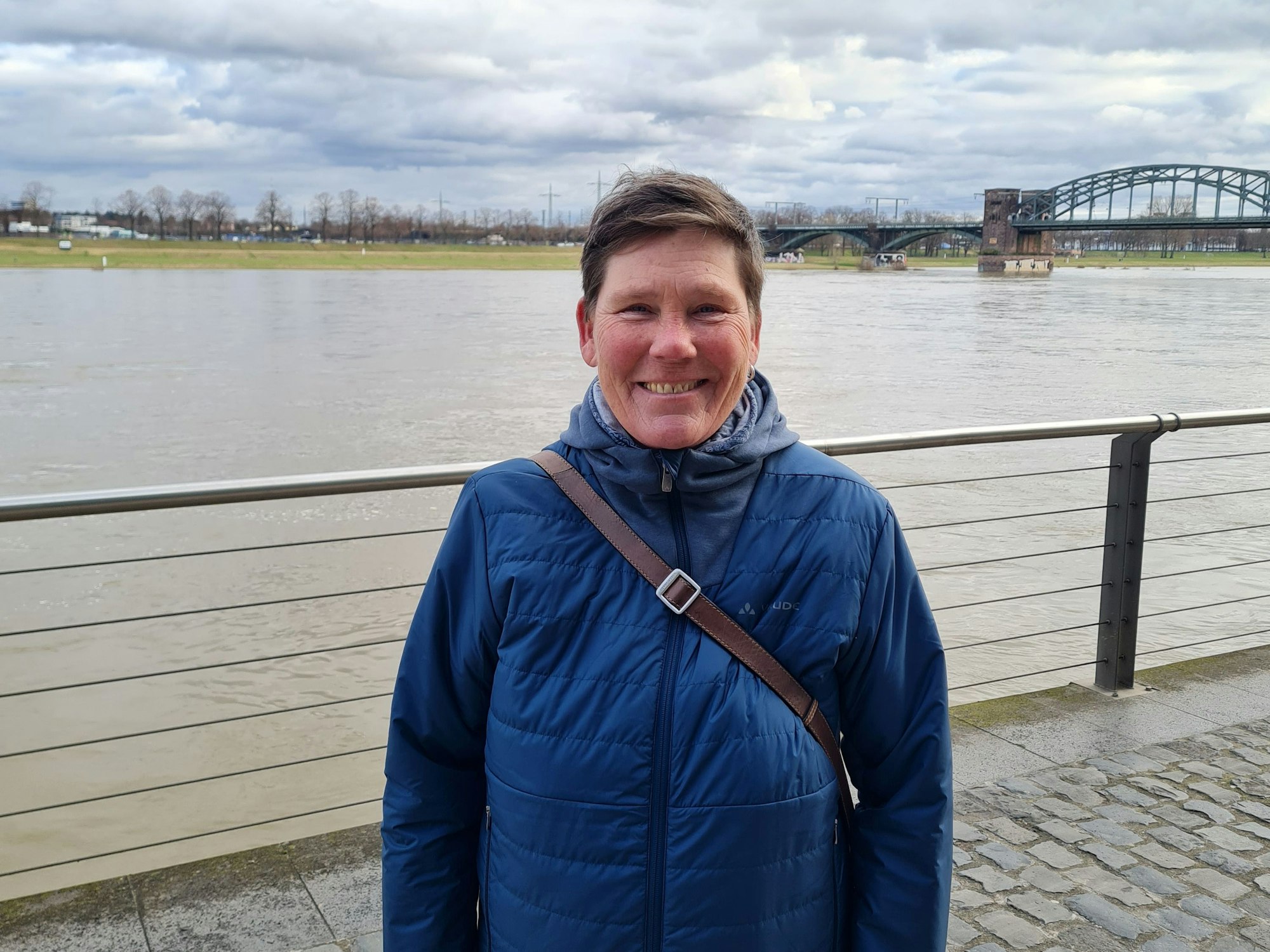 Bettina Böddicker steht am Rheinufer auf Höhe des Ubierrings am Rheinufer.