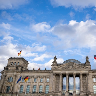 ARCHIV - 13.03.2023, Berlin: Blick auf das Reichstagsgebäude, den Sitz des Deutschen Bundestags. (zu dpa: «Bundestag stimmt für mehr Zurückweisungen an den Grenzen») Foto: Monika Skolimowska/dpa +++ dpa-Bildfunk +++