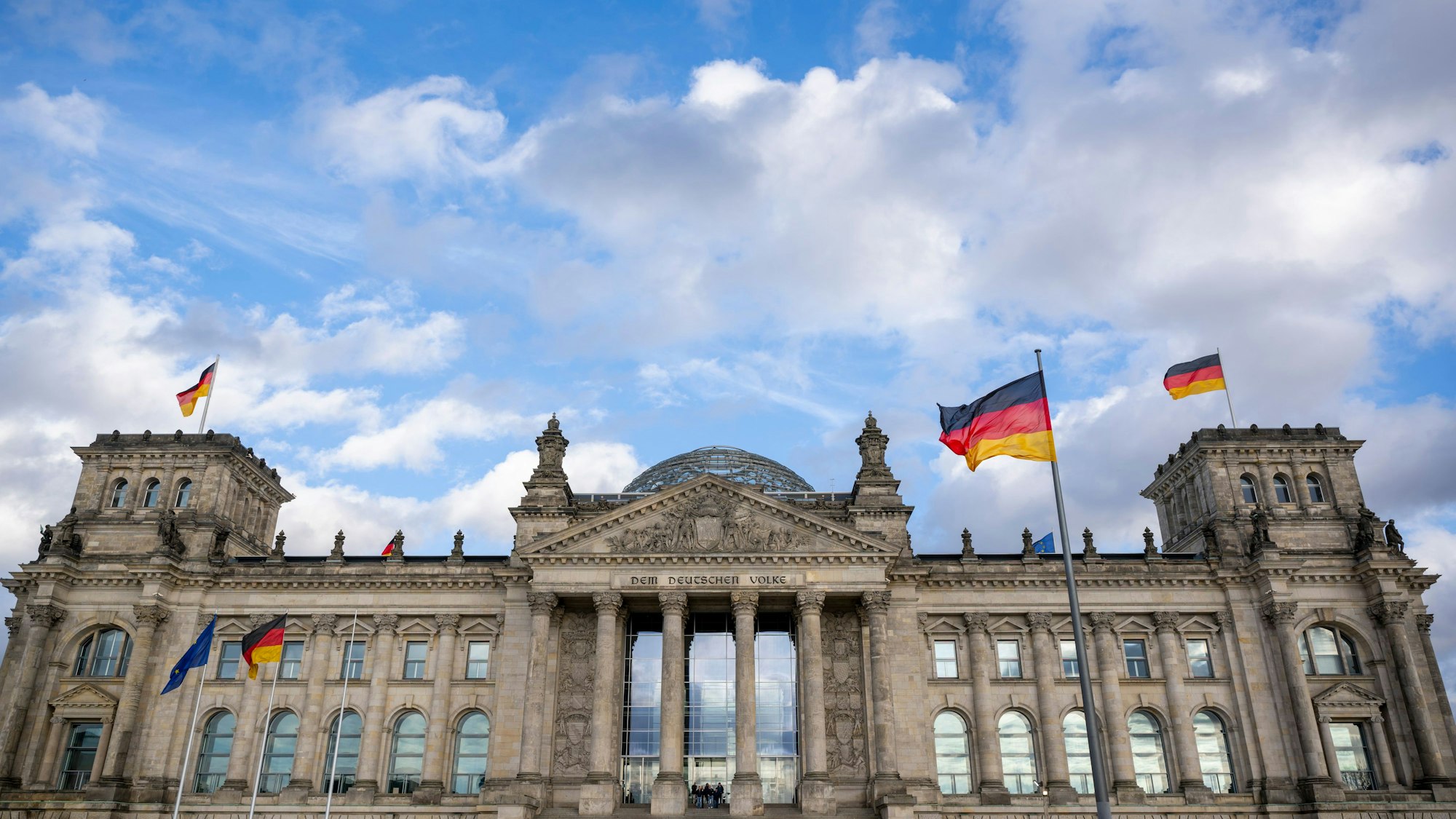 ARCHIV - 13.03.2023, Berlin: Blick auf das Reichstagsgebäude, den Sitz des Deutschen Bundestags. (zu dpa: «Bundestag stimmt für mehr Zurückweisungen an den Grenzen») Foto: Monika Skolimowska/dpa +++ dpa-Bildfunk +++