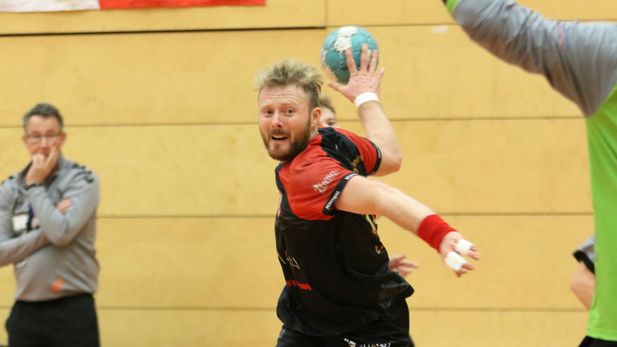 Der Handballer René Lönenbach vom TV Palmersheim hält den Ball in der Hand und setzt zum Wurf an.
