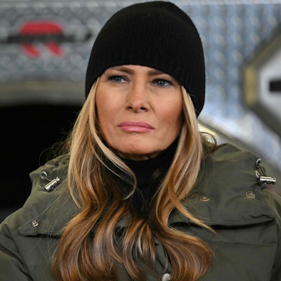 Die First Lady der USA, Melania Trump, nimmt am 24. Januar 2025 in einem Hangar des Regionalflughafens Asheville in Fletcher, North Carolina, an einer Besprechung über die Folgen des Hurrikans Helene teil.