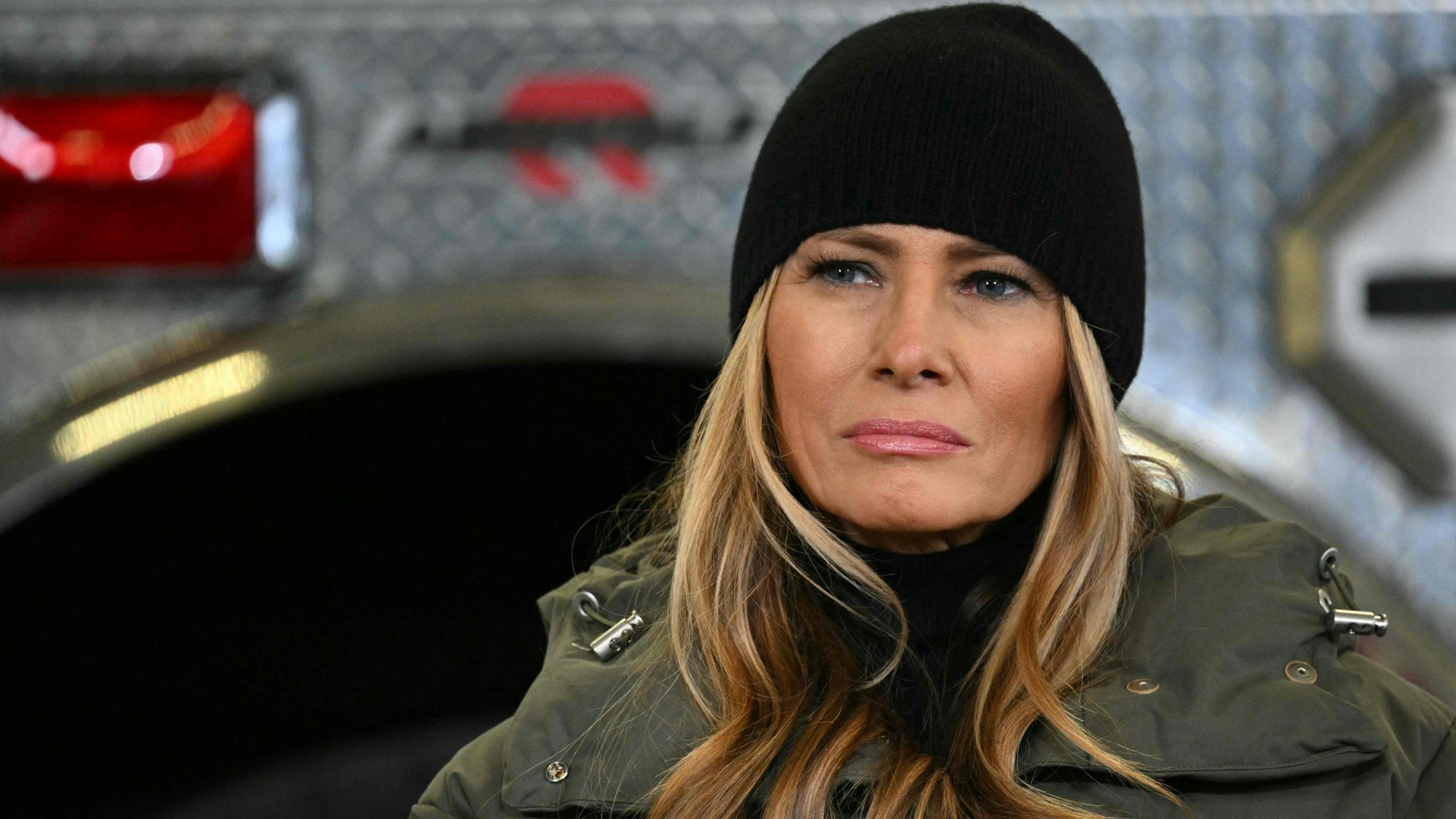 Die First Lady der USA, Melania Trump, nimmt am 24. Januar 2025 in einem Hangar des Regionalflughafens Asheville in Fletcher, North Carolina, an einer Besprechung über die Folgen des Hurrikans Helene teil.