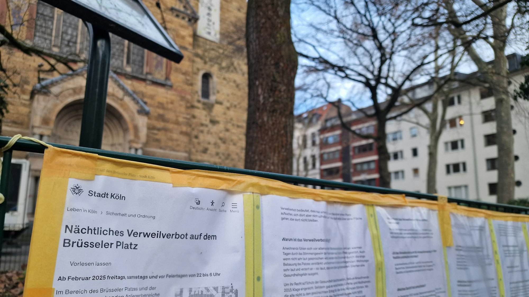 Ein Aushang der Stadt Köln weist bereits auf das bevorstehende Verweilverbot am Brüsseler Platz hin.
