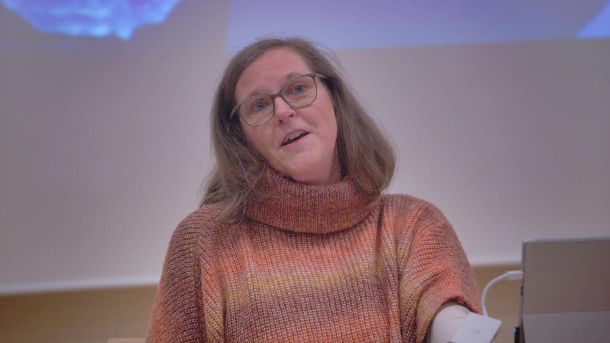 Rita Müller-Fieberg bei einer Lesung.