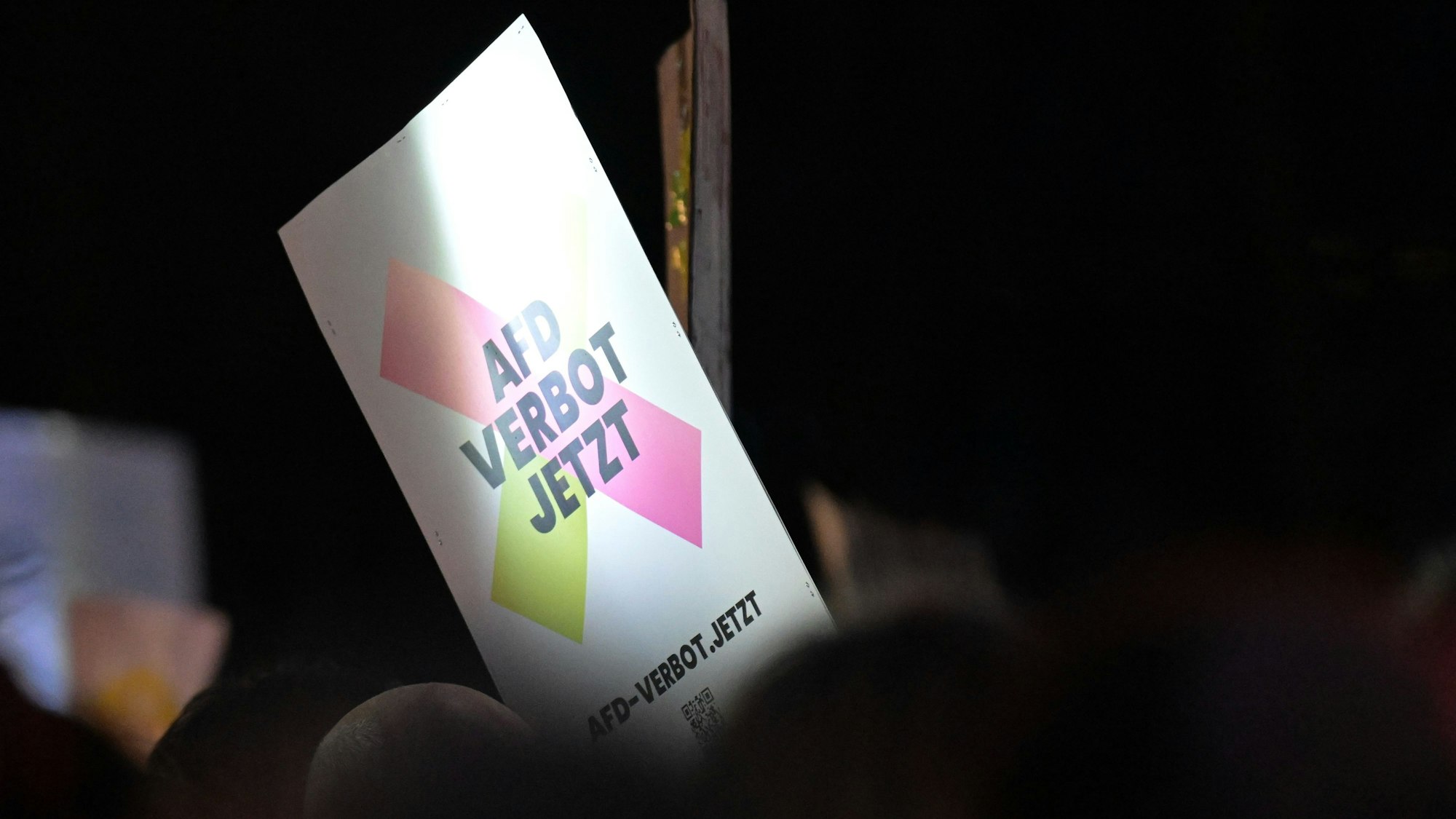 „AfD Verbot jetz“t steht auf einem Schild auf der Demonstration ‚Lichtermeer gegen den Rechtsruck‘ am Brandenburger Tor. (Symbolbild)