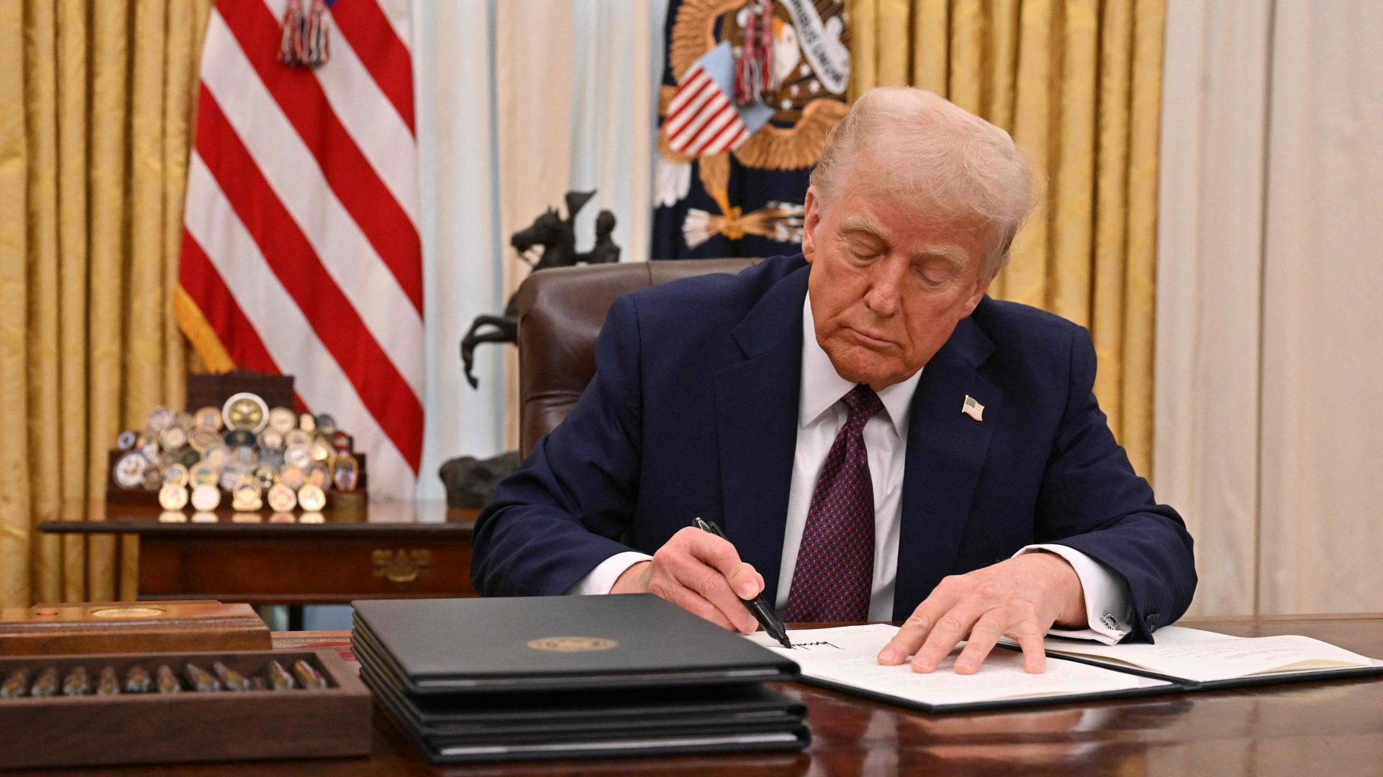Trump unterzeichnet ein Dekret im Weißen Haus am 23. Januar. 2025.