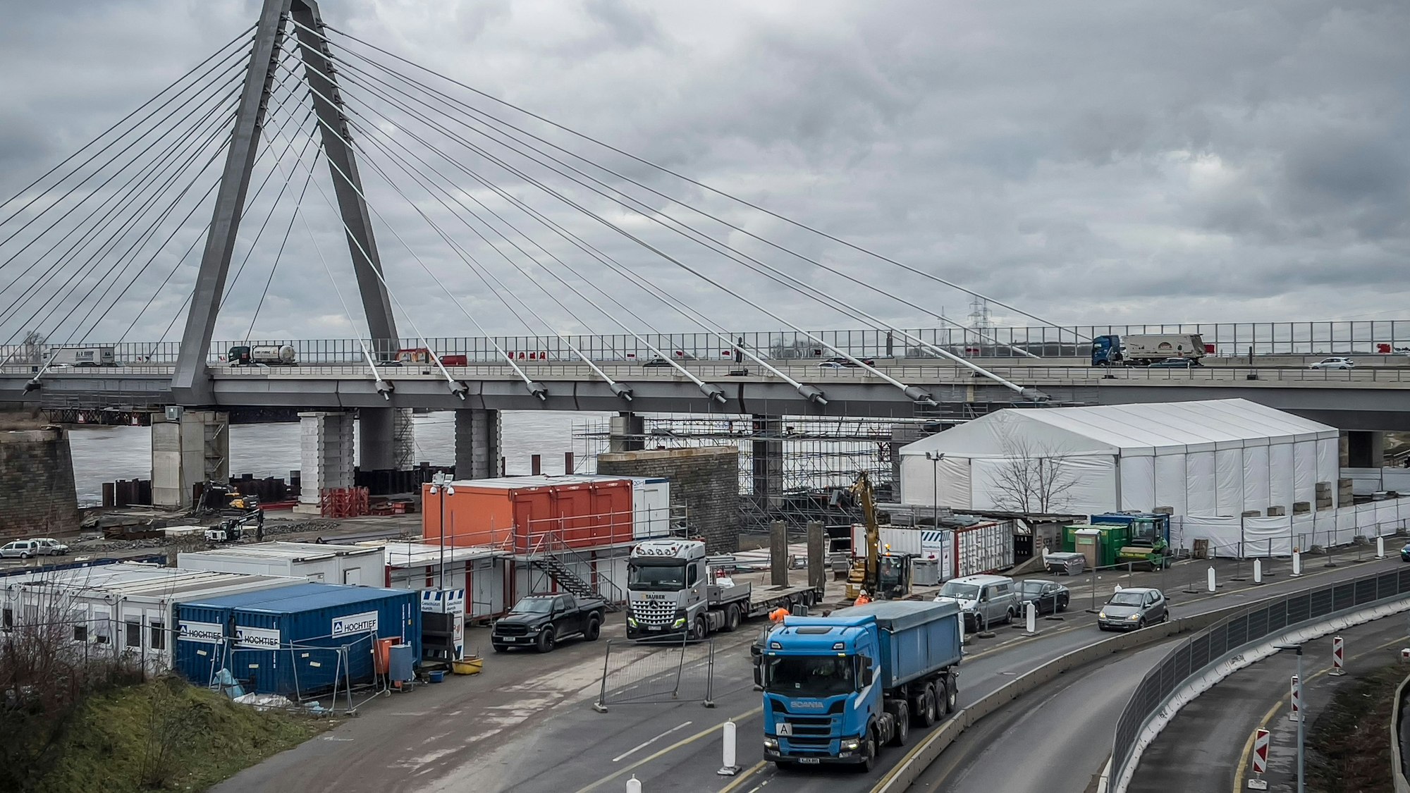 Die Einhausung steht auf einer Fahrspur der A 59. dort soll ein Pfeiler für die zweite Autobahnbrücke eingebaut werden. A1-Brücke. Foto: Ralf Krieger