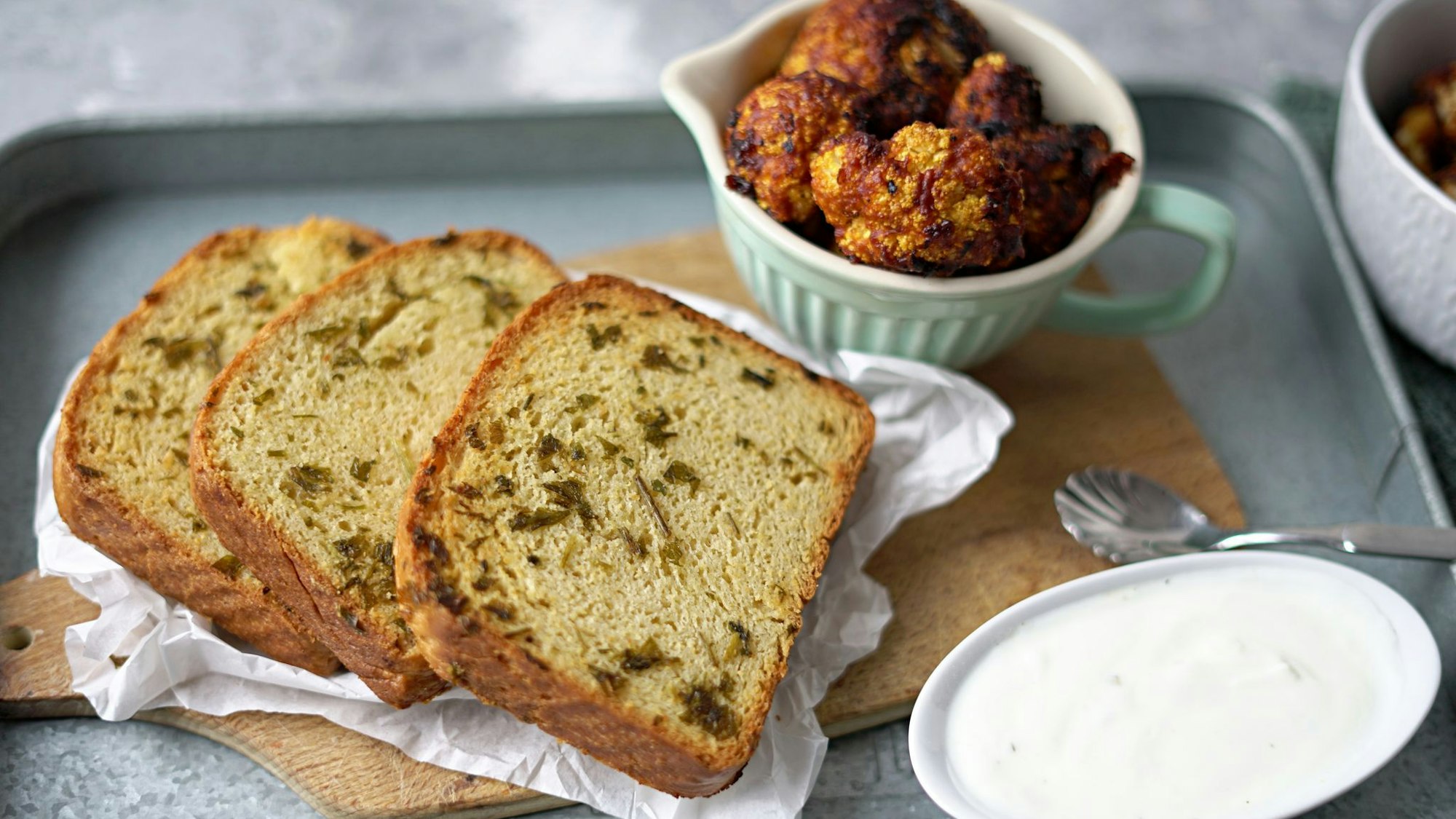 Außen knusprig, innen weich: Texas-Toast verdient als Beilage mehr Beachtung, findet Food-Bloggerin Mareike Pucka. Hier serviert mit würzigen Blumenkohlröschen.