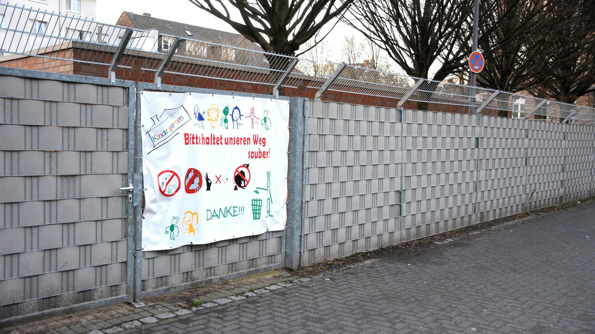 Hermetisch abgeschirmt ist mittlerweile das Außengelände der Kita Vietorstraße.