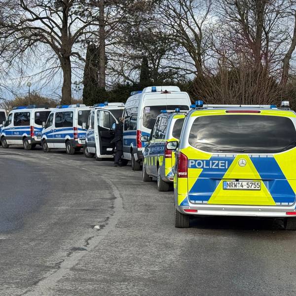 Das Bild zeigt mehrere Polizeifahrzeuge einer Hundertschaft.