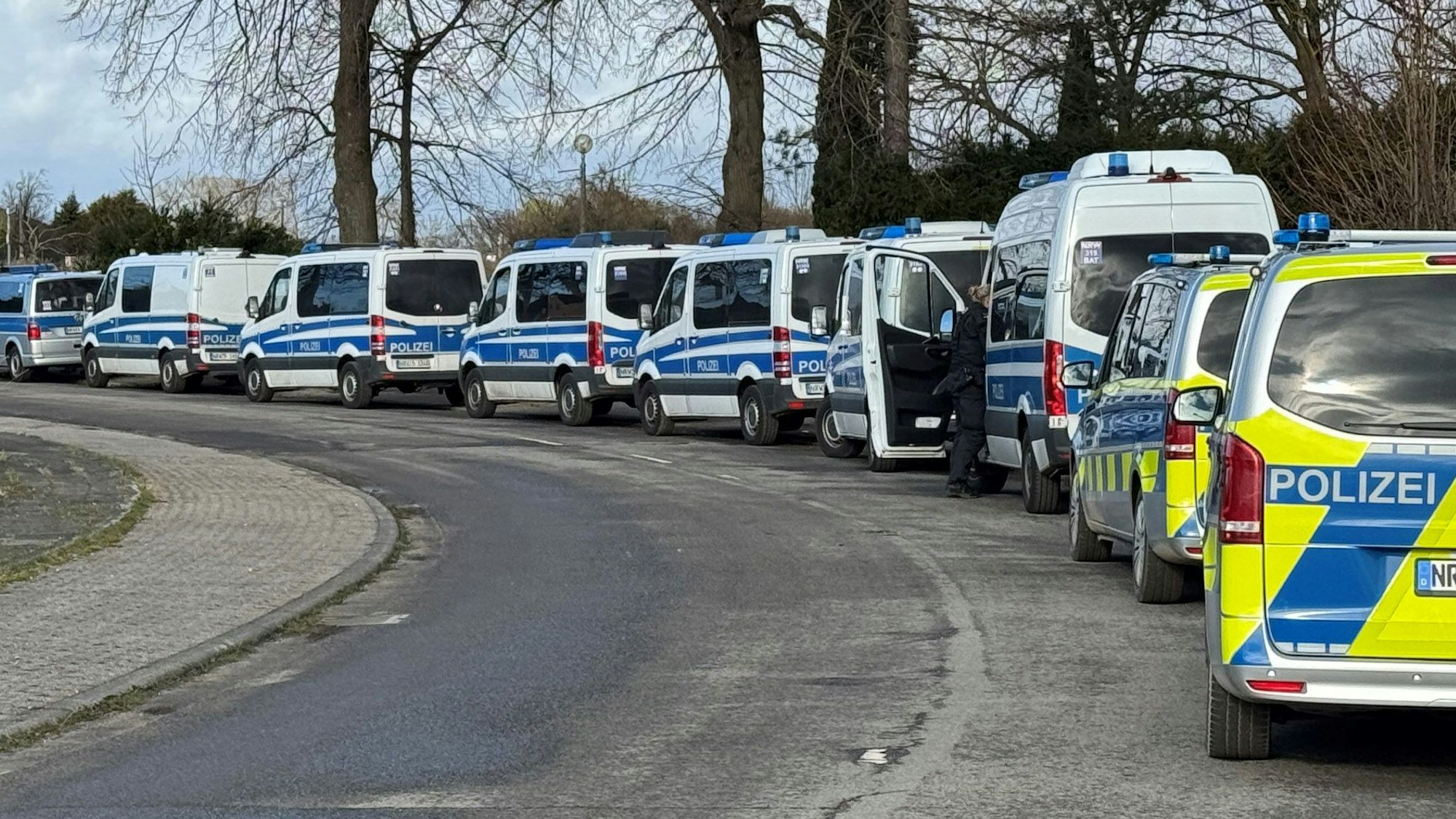 Das Bild zeigt mehrere Polizeifahrzeuge einer Hundertschaft.