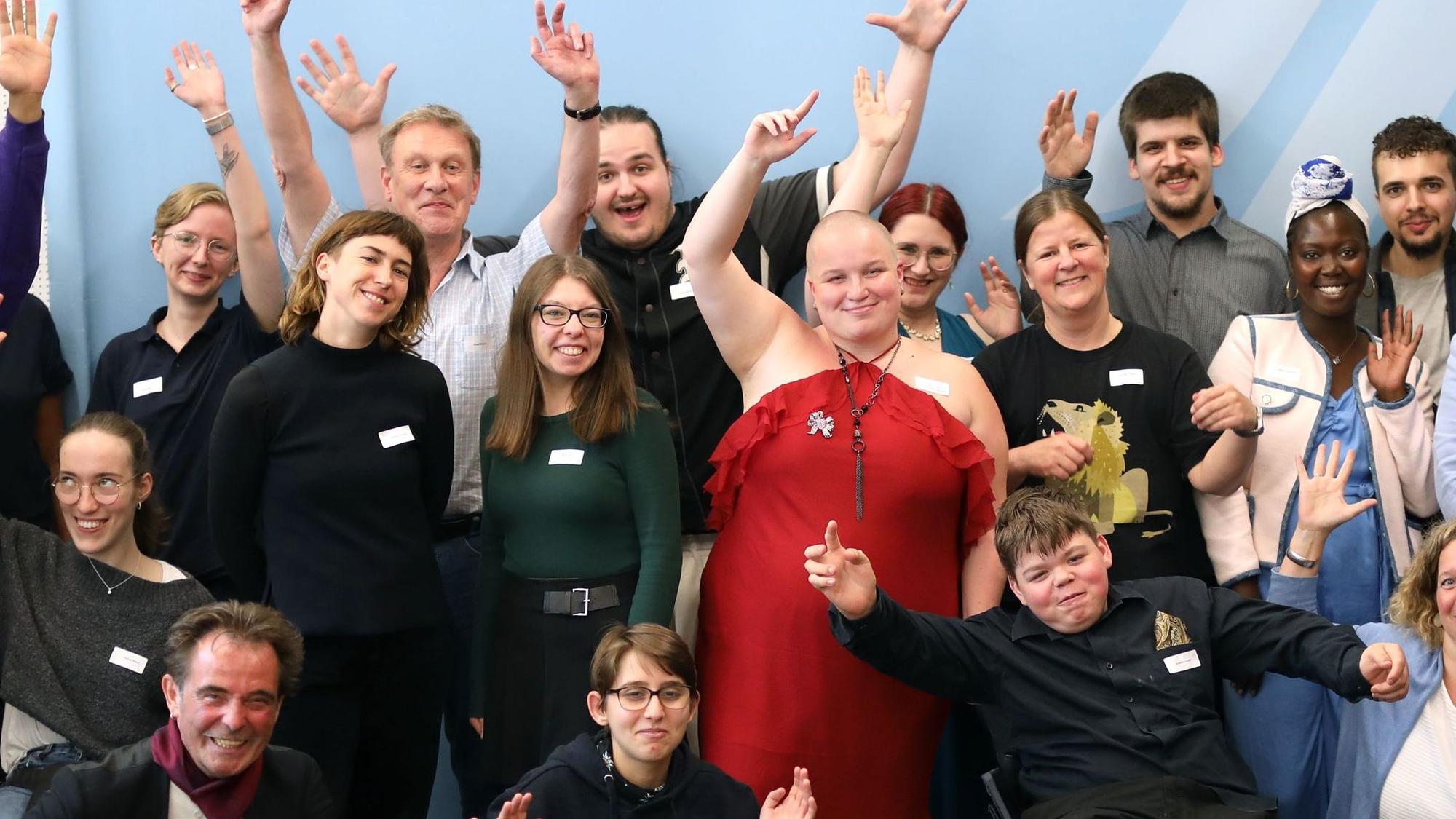 Lisa Zidek steht mit anderen Jugendvertreterinnen und -Vertretern im Bundesfamilienministerium in Berlin.