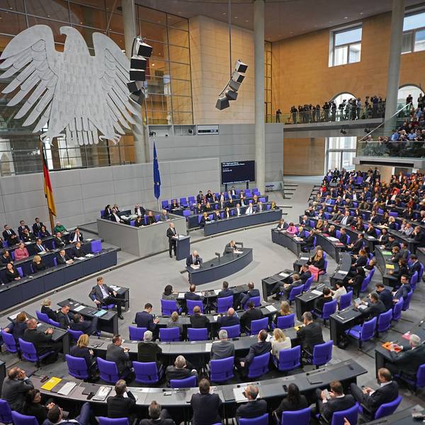 Bundeskanzler Olaf Scholz redet vor den Abgeordneten im Plenarsaal des Bundestages.