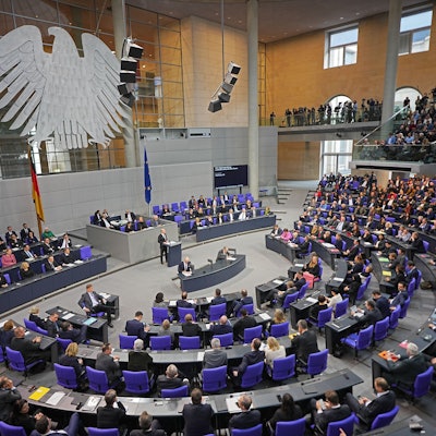 Bundeskanzler Olaf Scholz redet vor den Abgeordneten im Plenarsaal des Bundestages.