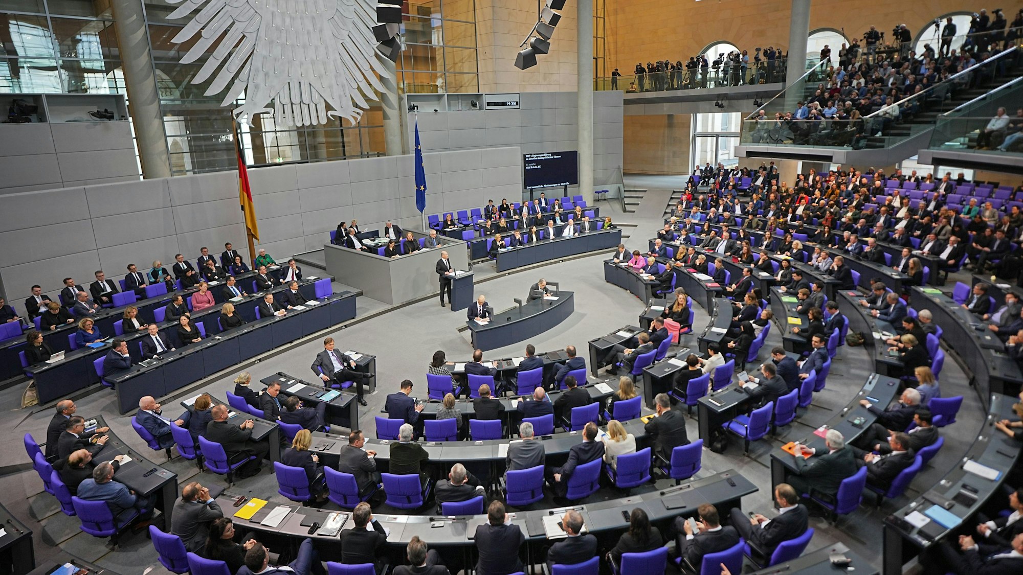 Bundeskanzler Olaf Scholz redet vor den Abgeordneten im Plenarsaal des Bundestages.