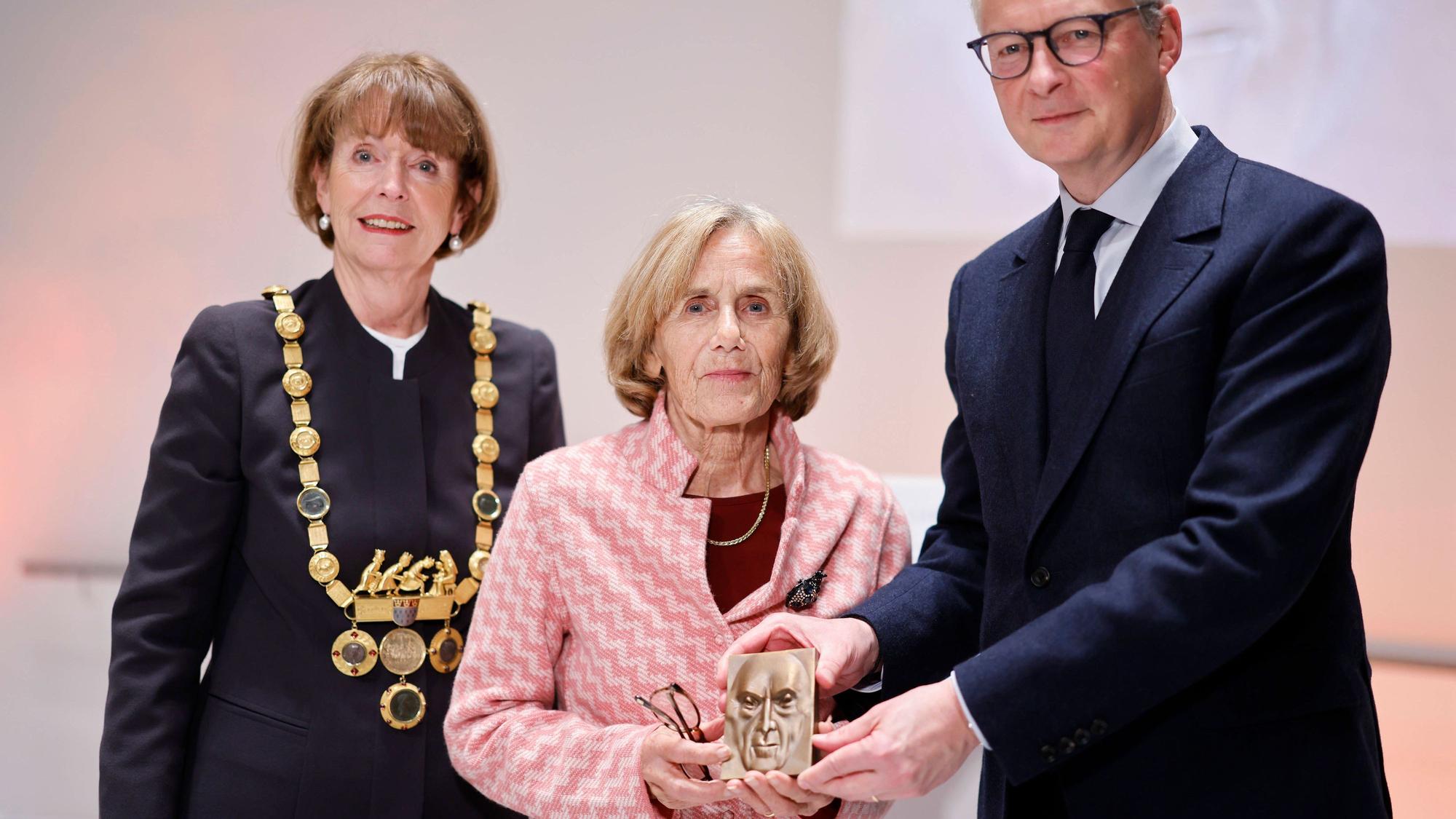 Kölns Oberbürgermeisterin Henriette Reker (l.), Ingeborg Schäuble, Witwe des verstorbenen Politikers Wolfgang Schäuble und der französische Ex-Minister Bruno Le Maire bei der Preisverleihung
