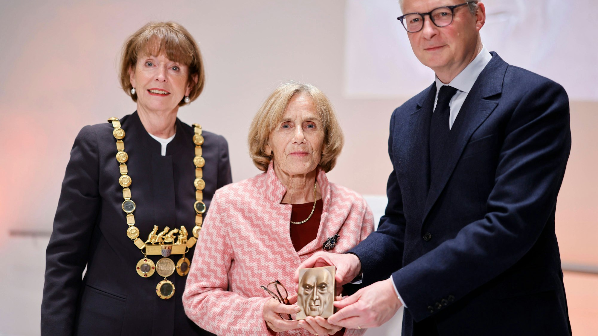 Kölns Oberbürgermeisterin Henriette Reker (l.), Ingeborg Schäuble, Witwe des verstorbenen Politikers Wolfgang Schäuble und der französische Ex-Minister Bruno Le Maire bei der Preisverleihung