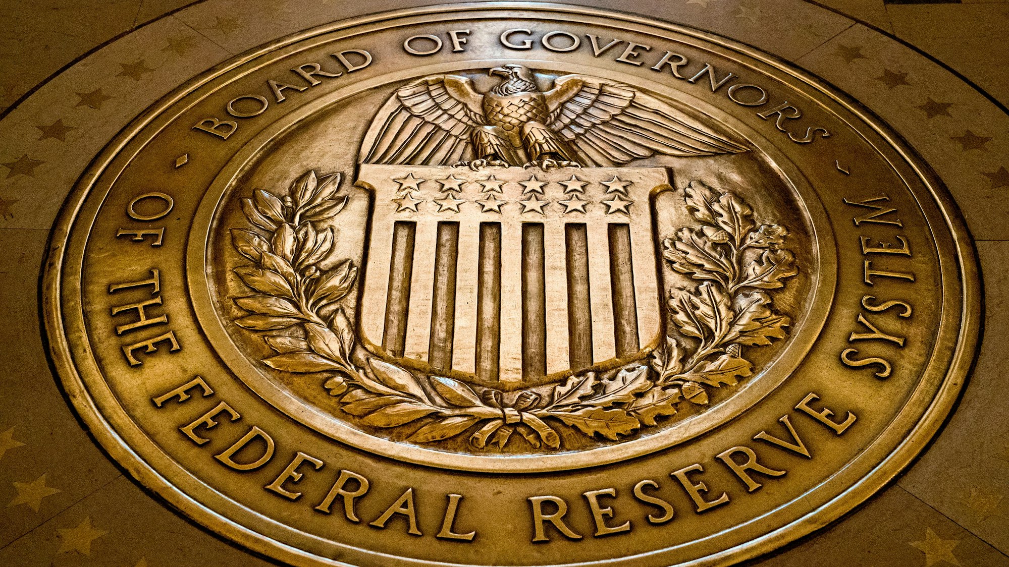 Das Siegel des Gouverneursrats des Federal Reserve Systems der USA ist auf dem Boden des Marriner S. Eccles Federal Reserve Board Building zu sehen. Die US-Notenbank Federal Reserve senkt trotz wieder anziehender Inflation zum dritten Mal in Folge ihren Leitzins.
