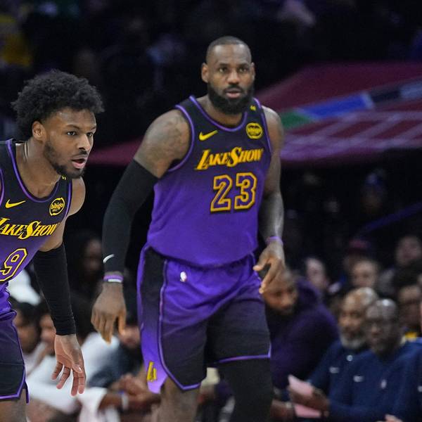 Bronny James und sein Vater LeBron James im Dress der Los Angeles Lakers.
