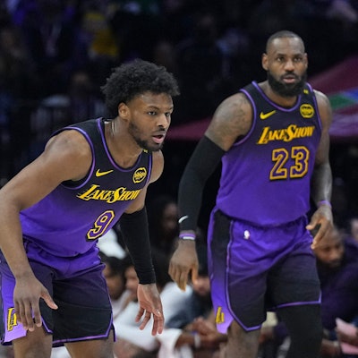 Bronny James und sein Vater LeBron James im Dress der Los Angeles Lakers.
