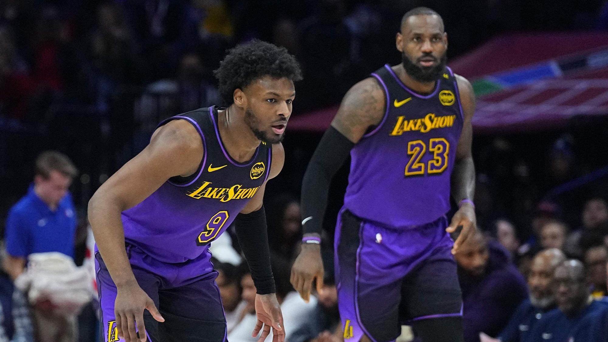 Bronny James und sein Vater LeBron James im Dress der Los Angeles Lakers.