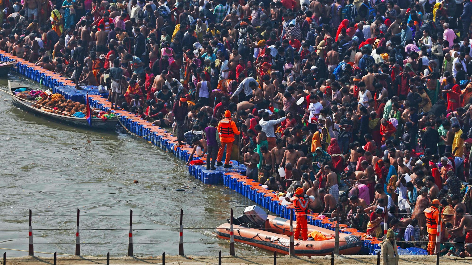 Hinduistische Pilger versammeln sich, um ein heiliges Bad in den heiligen Gewässern von Sangam, dem Zusammenfluss von Ganges, Yamuna und mythischen Saraswati-Flüssen zu nehmen.
