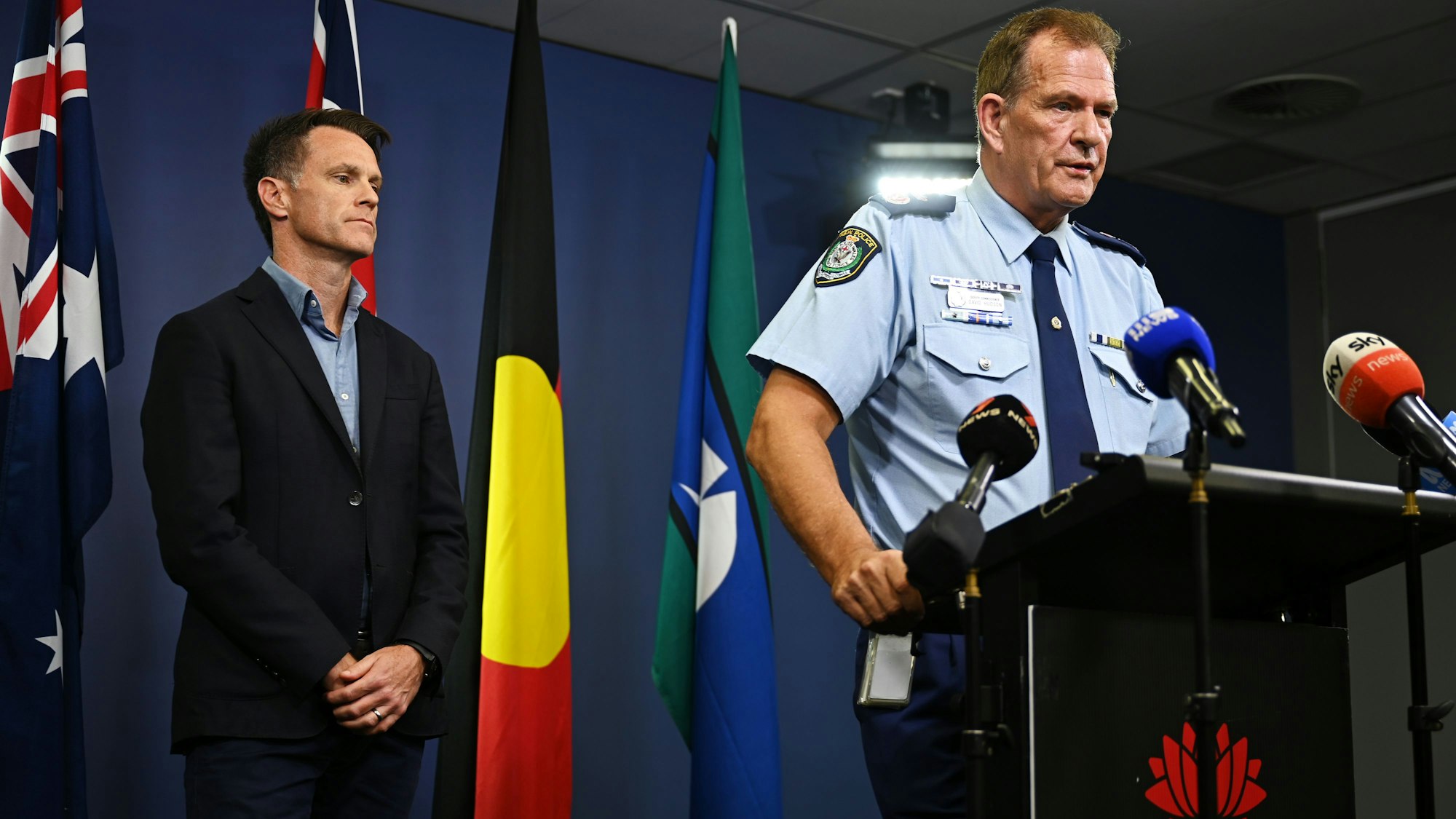 Der stellvertretende Polizeichef von New South Wales, David Hudson (r), spricht zu auf einer Pressekonferenz, während der Premierminister von New South Wales, Chris Minns, hinter ihm steht.