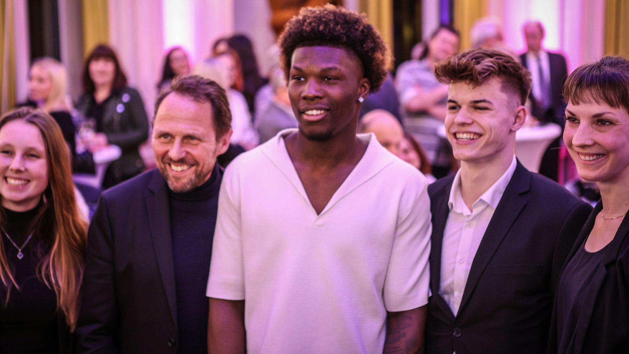 Uwe Richrath (2.v.l) ehrte die Leverkusener Sportgrößen.