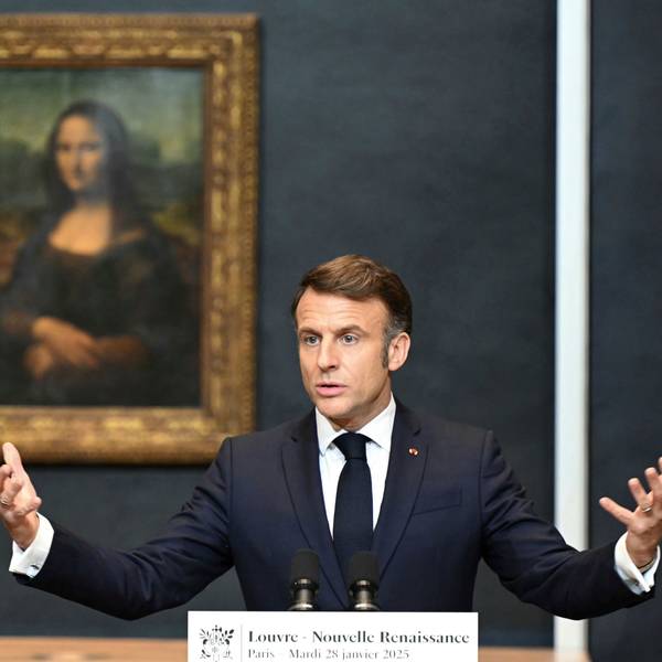 Der französische Präsident Emmanuel Macron hält eine Rede, um eine mehrjährige Überholung und langfristige Investitionen zur Modernisierung des Louvre anzukündigen.