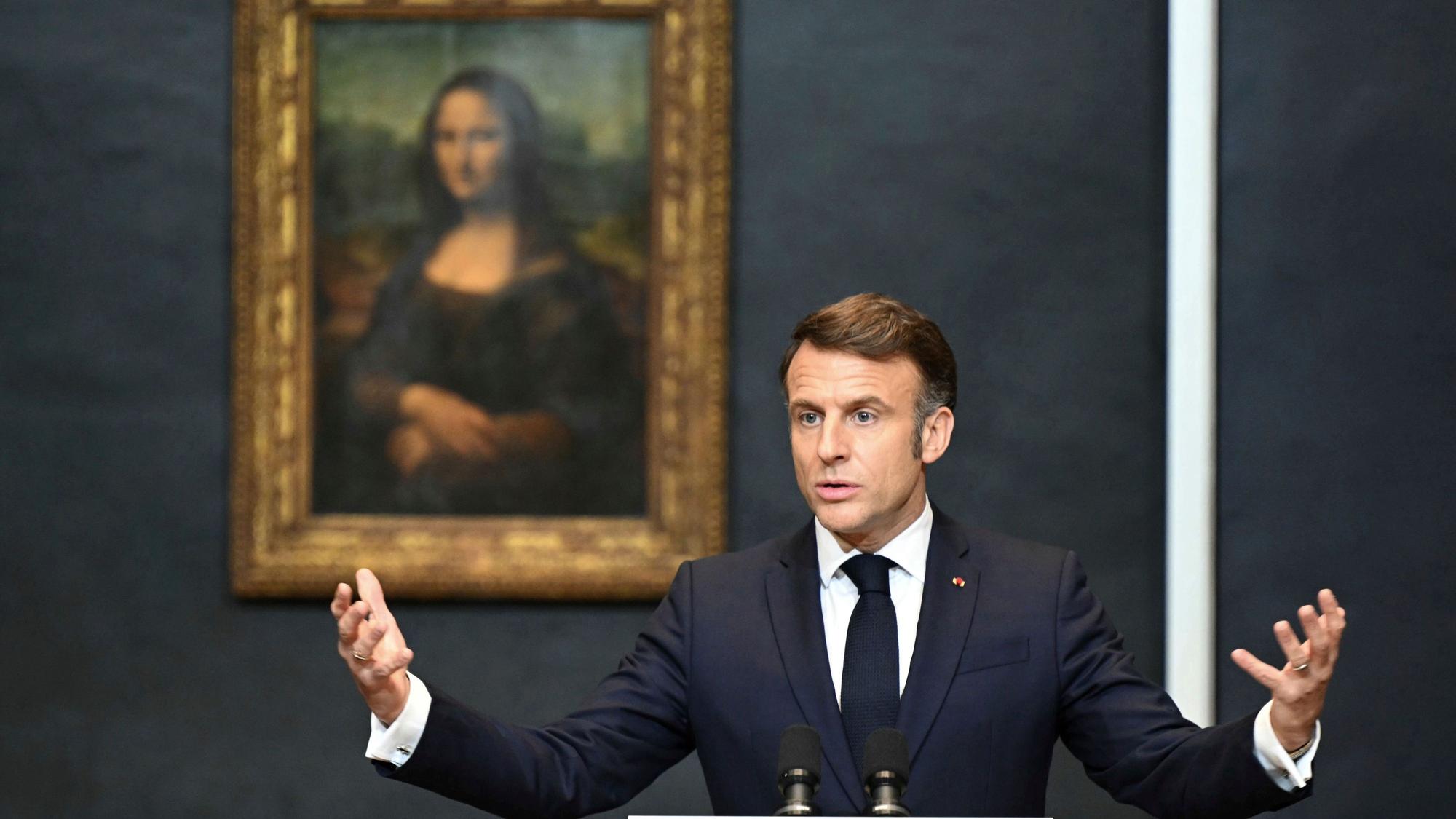 28.01.2025, Frankreich, Paris: Der französische Präsident Emmanuel Macron hält eine Rede, um eine mehrjährige Überholung und langfristige Investitionen zur Modernisierung des Louvre anzukündigen. Er steht neben Leonardo da Vincis Gemälde der Mona Lisa.