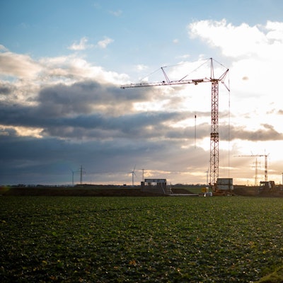Bei Rövenich steht ein Baukran auf einem Acker.