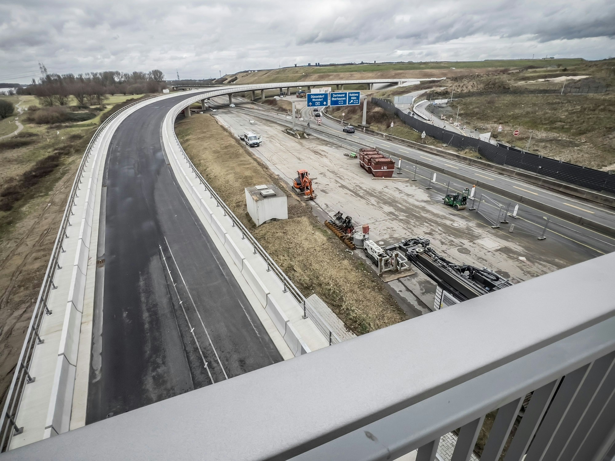 Die Verbindungsbrücke (links) zwischen der A1 und dem Westring sollte eigentlich schon in Gebrauch sein, sie kann befahren werden, wenn die Einhausung wieder weg ist.