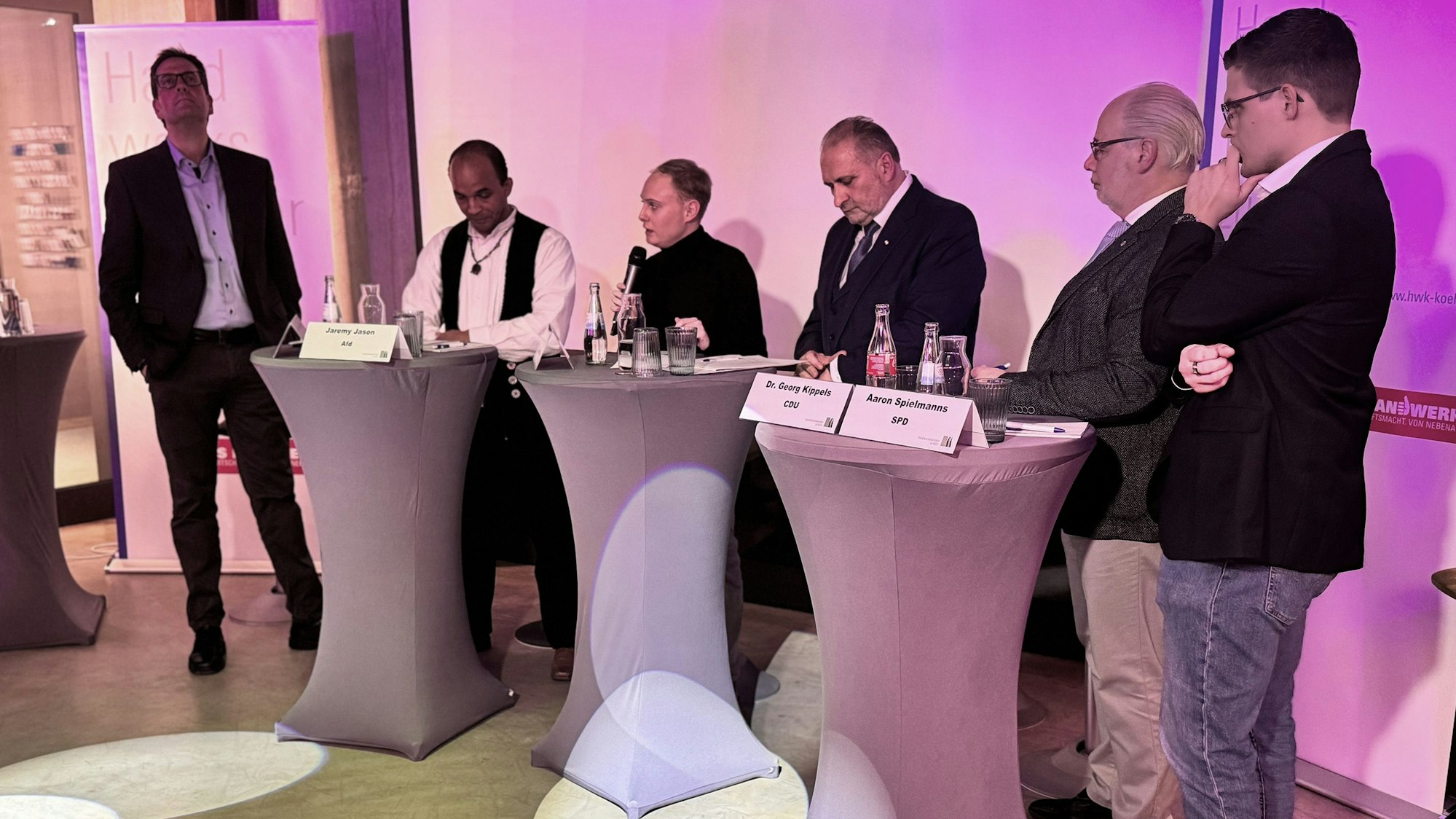 Auf dem Foto sind Teilnehmer einer Podiumsdiskussion zu sehen.