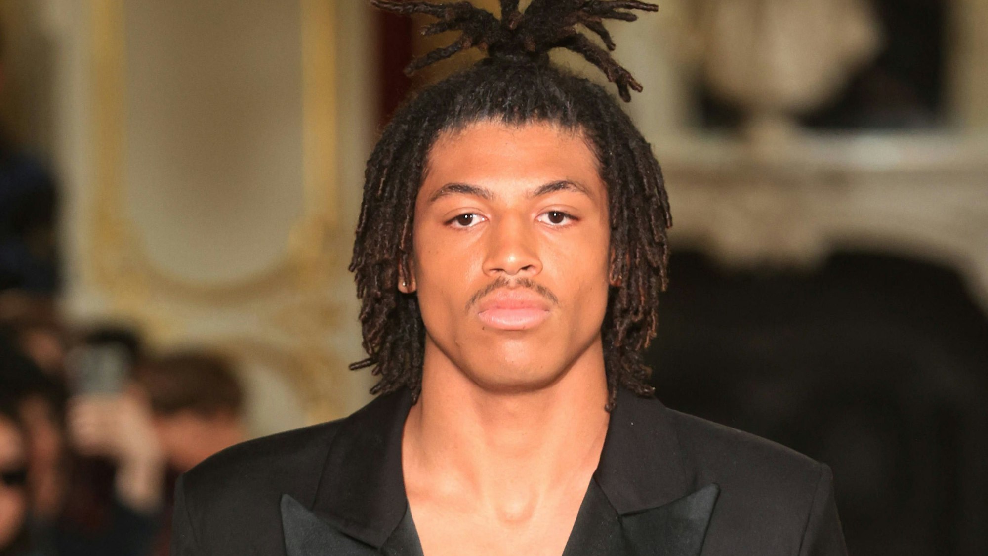 Henry Samuel bei seinem Debüt auf der Paris Fashion Week 2025.