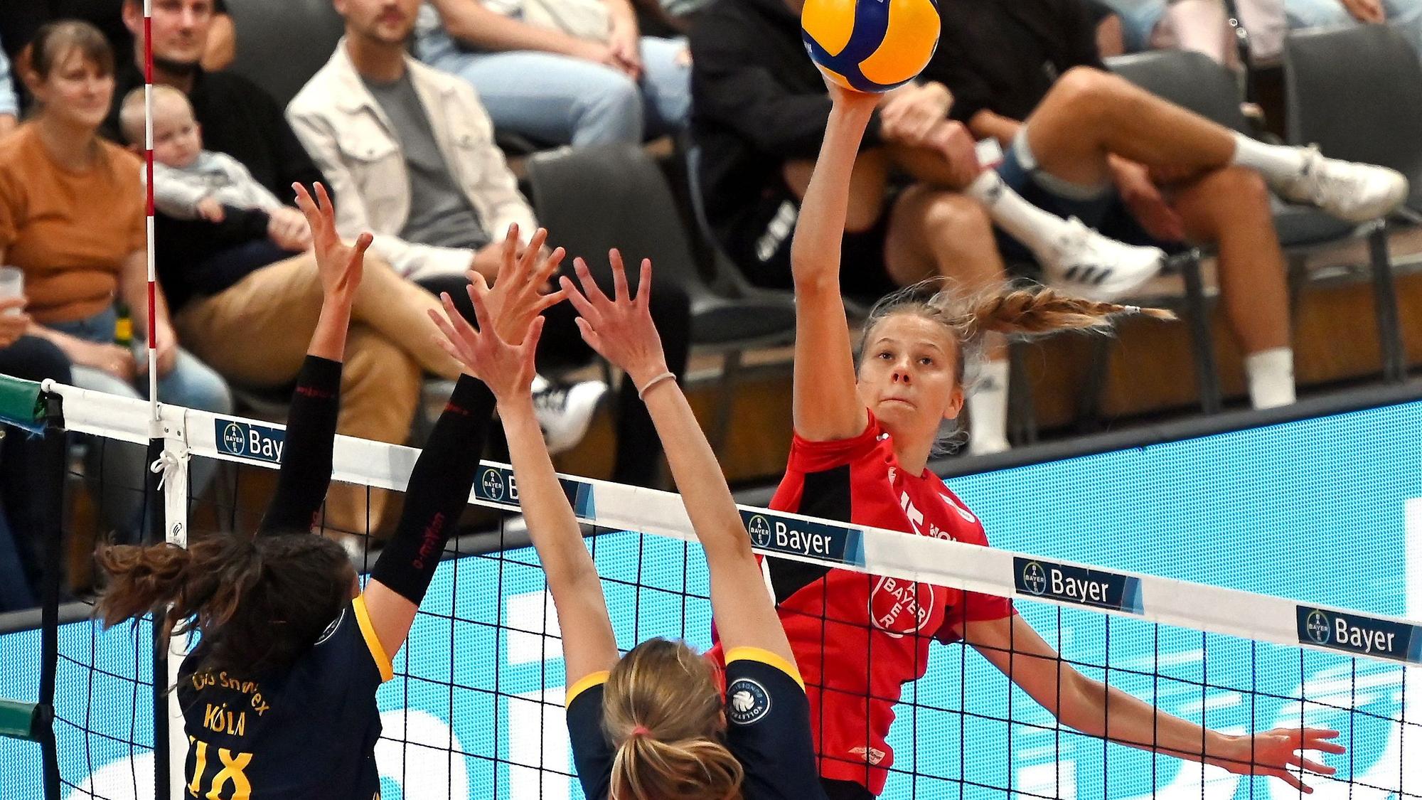 21.09.2024, Volleyball-Bayer Volleys - DSHS Köln
hinten: Betty Lange (Bayer)
Foto: Uli Herhaus