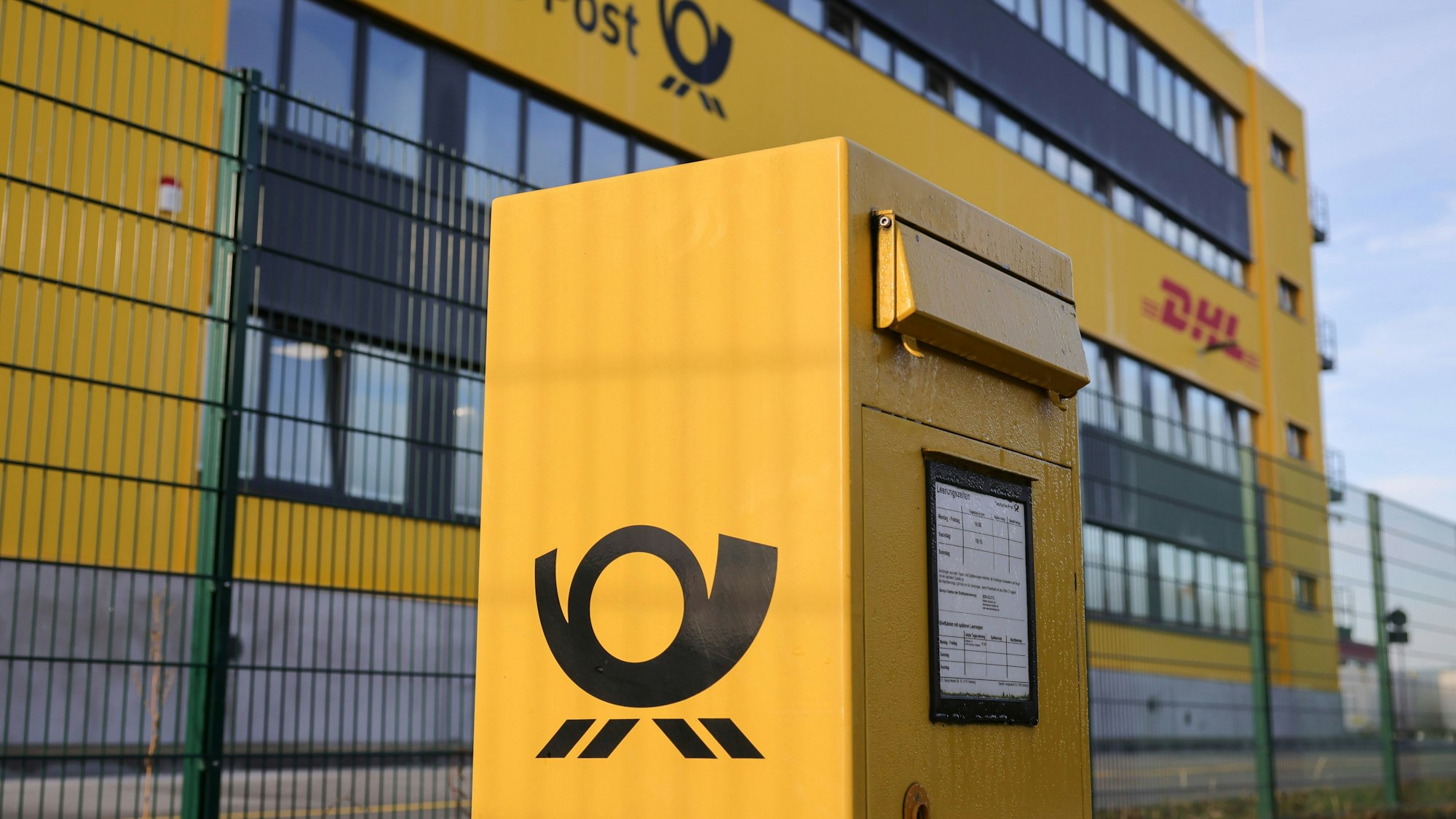 Ein Briefkasten steht vor der neuen Halle mit Sortieranlage der Deutschen Post DHL auf dem Gelände des Paketzentrum Hamburg-Allermöhe.