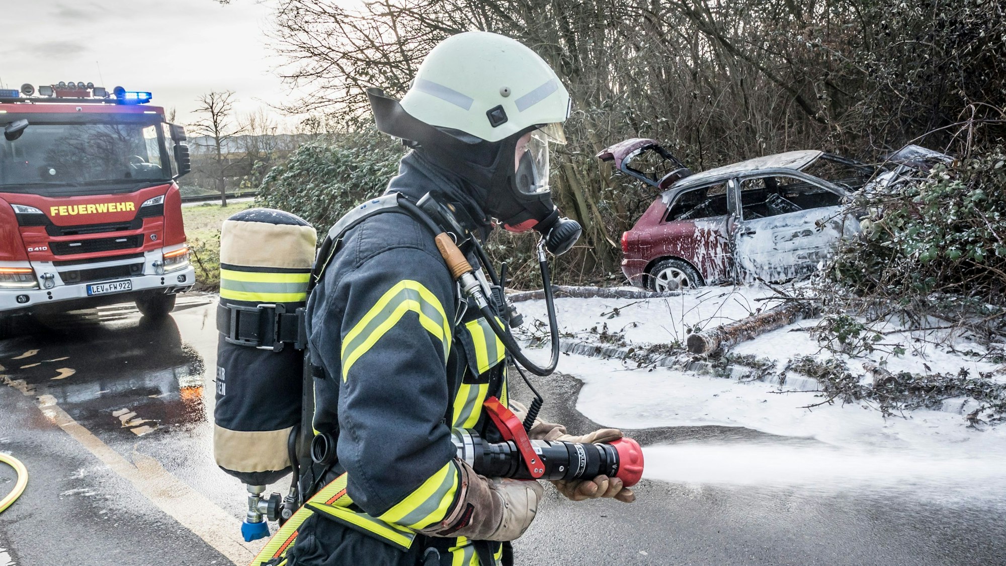Ein Kleinwagen begann auf dem Europaring zu brennen, die Fahrerin versuchte noch, auf die Olof-Palme-Straße abzufahren, lenkte dann aber ihren Wagen in der Ausfahrt in die Botanik neben der Straße, wo sie recht unsanft durch ein paar größere Pflanzen gebremst wurde. Zunächst hatte das Auto im Motorraum zu brennen begonnen. Die Fahrerin konnte früh genug aussteigen, es bestand aber dennoch Verdacht auf eine leichte Rauchgasvergiftung. Das Auto brannte aus, die Leverkusener feuerwehr löschte es mit Schaum. Abfahrt wurde für die Dauer des Einsatzes gesperrt. Foto: Ralf Krieger