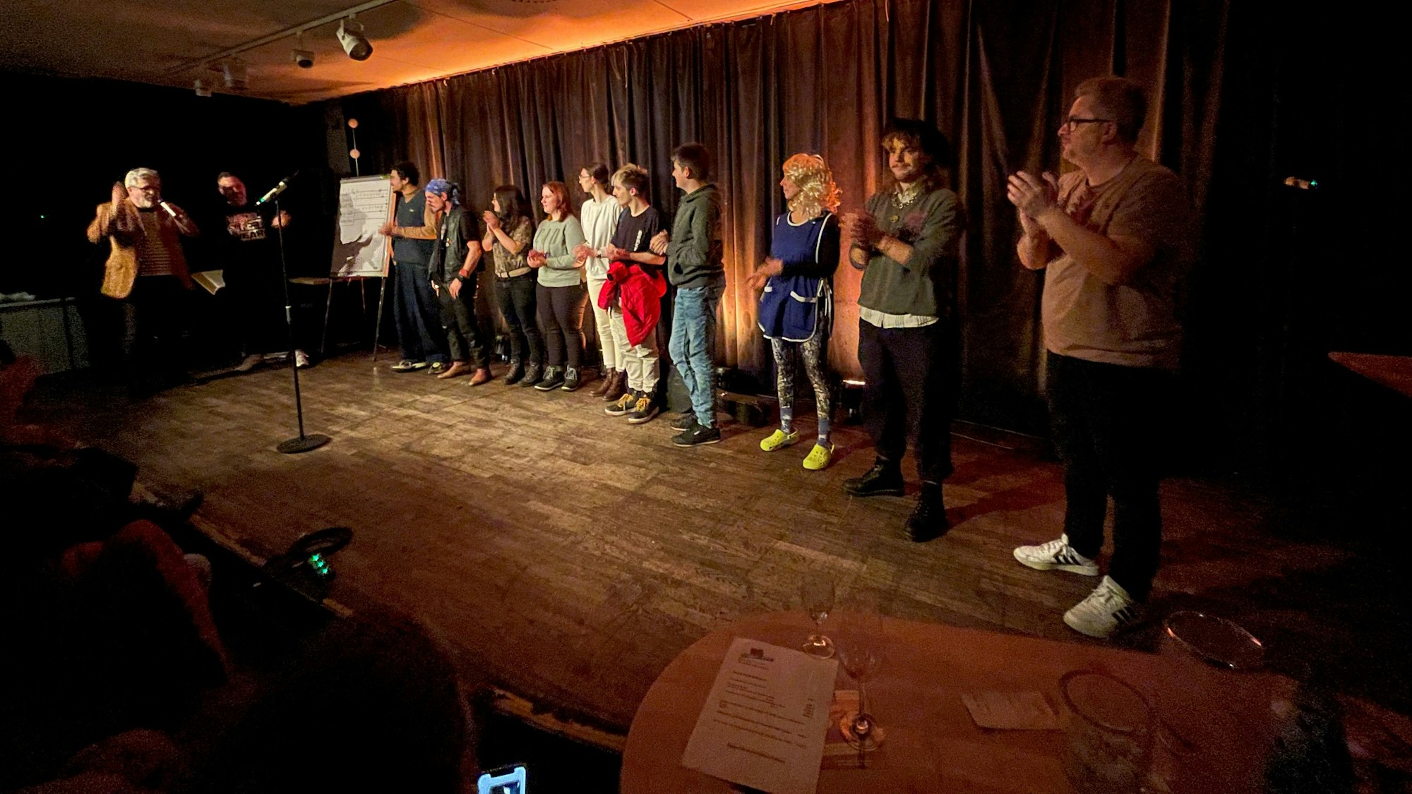 Am Ende holten Hendrik Neubauer und Frank Weiffen (l.) noch einmal alle auf die Bühne.Niklas Pinner