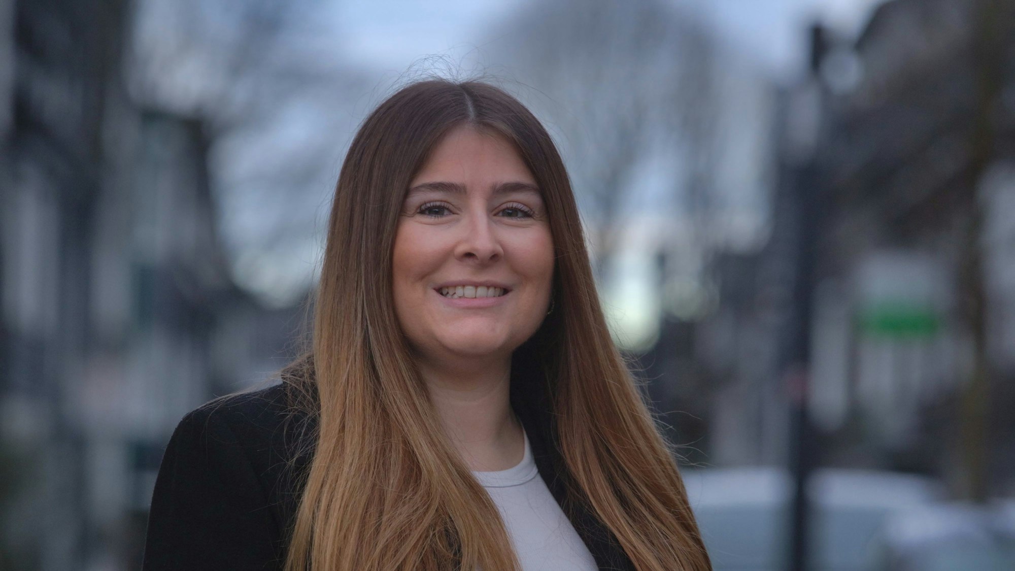 Portraitbild von Tijen Ataoğlu: Die 35-Jährige schaut in die Kamera, der Hintergrund ist unscharf verschwommen.