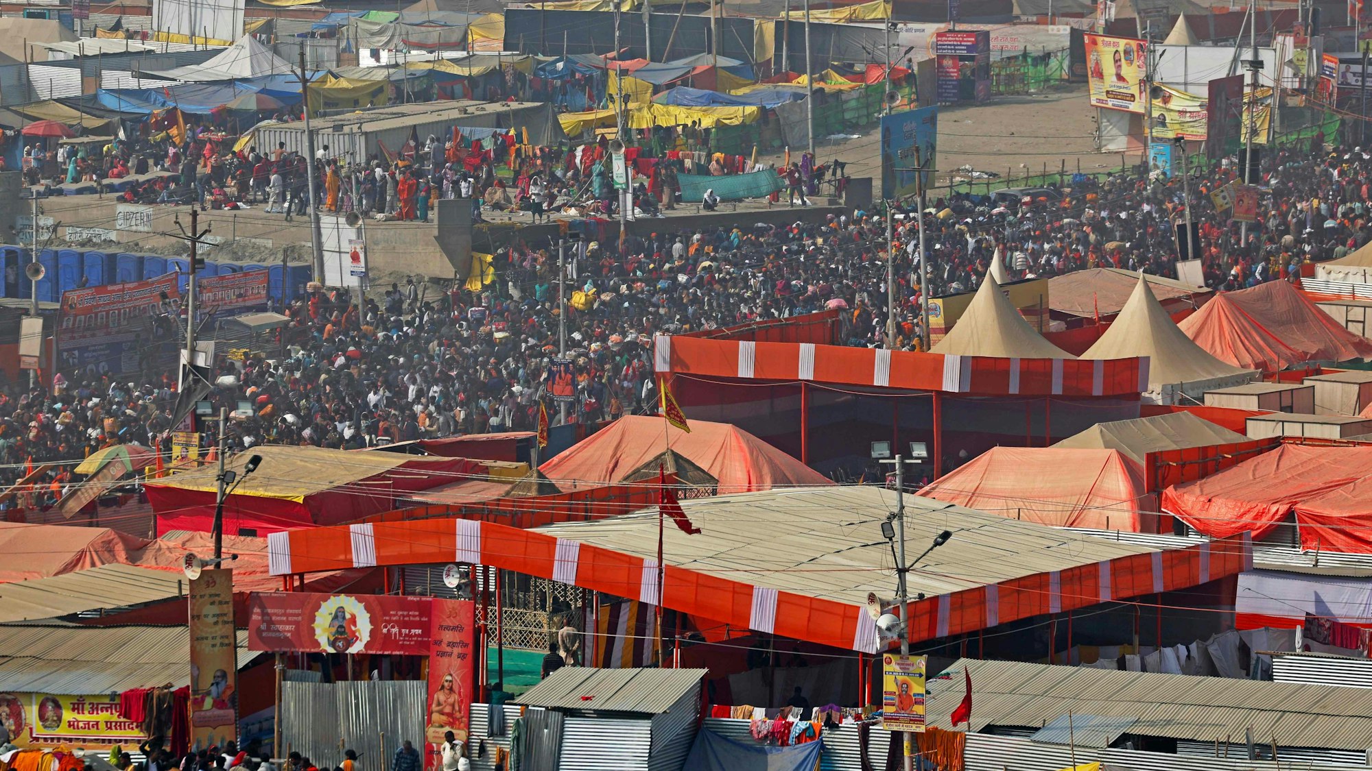 Hinduistische Pilger versammeln sich, um anlässlich des Maha Kumbh Mela-Festivals am 29. Januar 2025 in Prayagraj anlässlich des „Mauni Amavasya“ während des Maha Kumbh Mela-Festivals.
