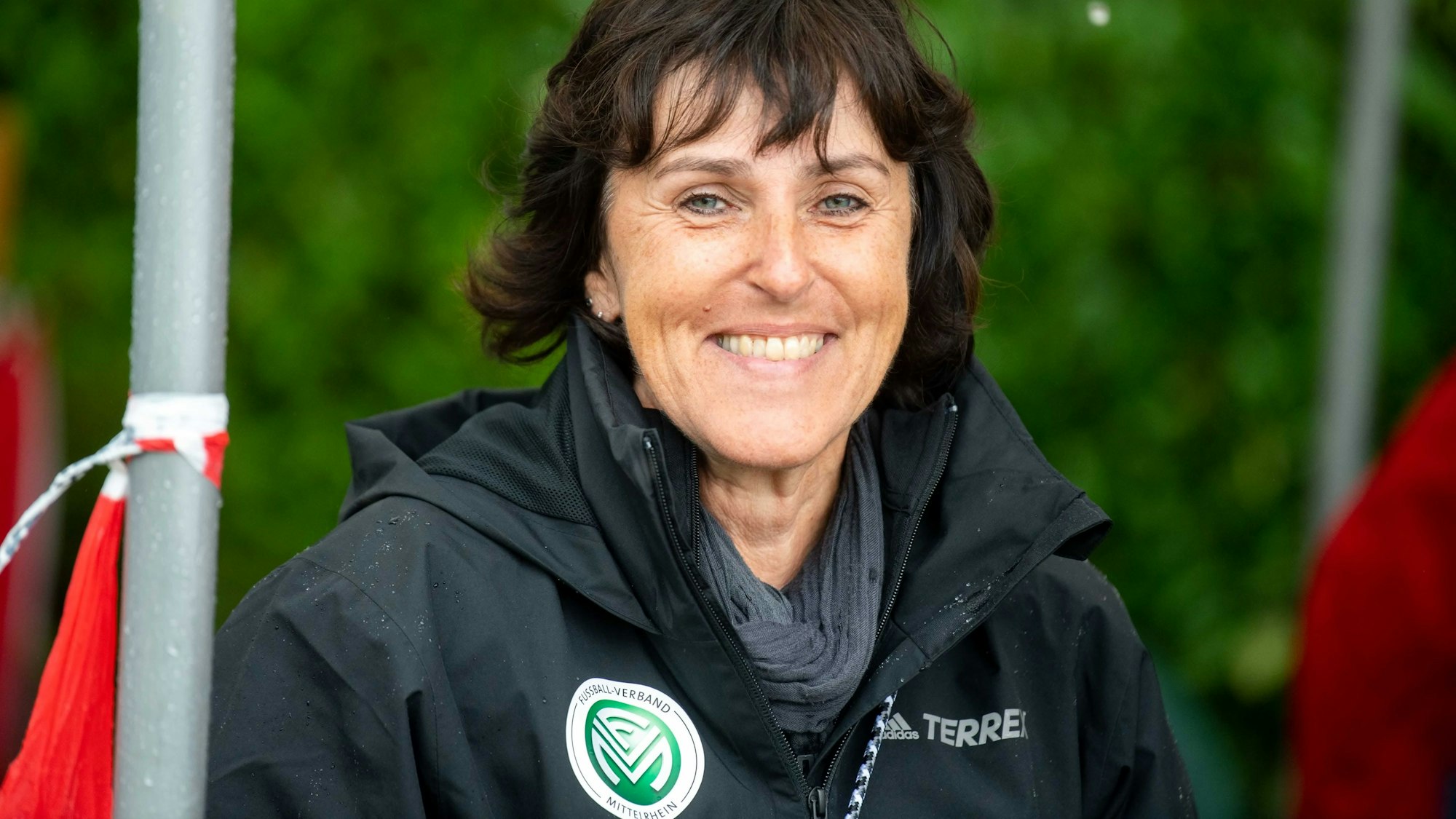 Doris Mager trägt eine Jacke des mit Emblem des Fußballverbandes Mittelrhein.