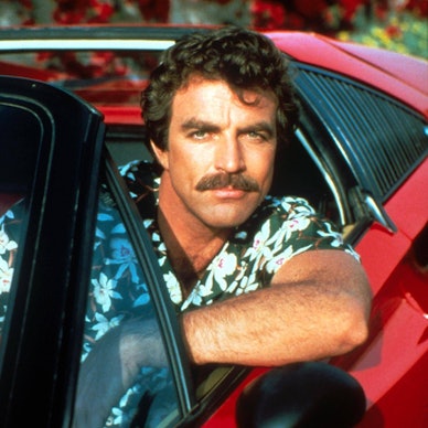 Tom Selleck sitzt in seiner Rolle als Thomas Magnum im Auto.