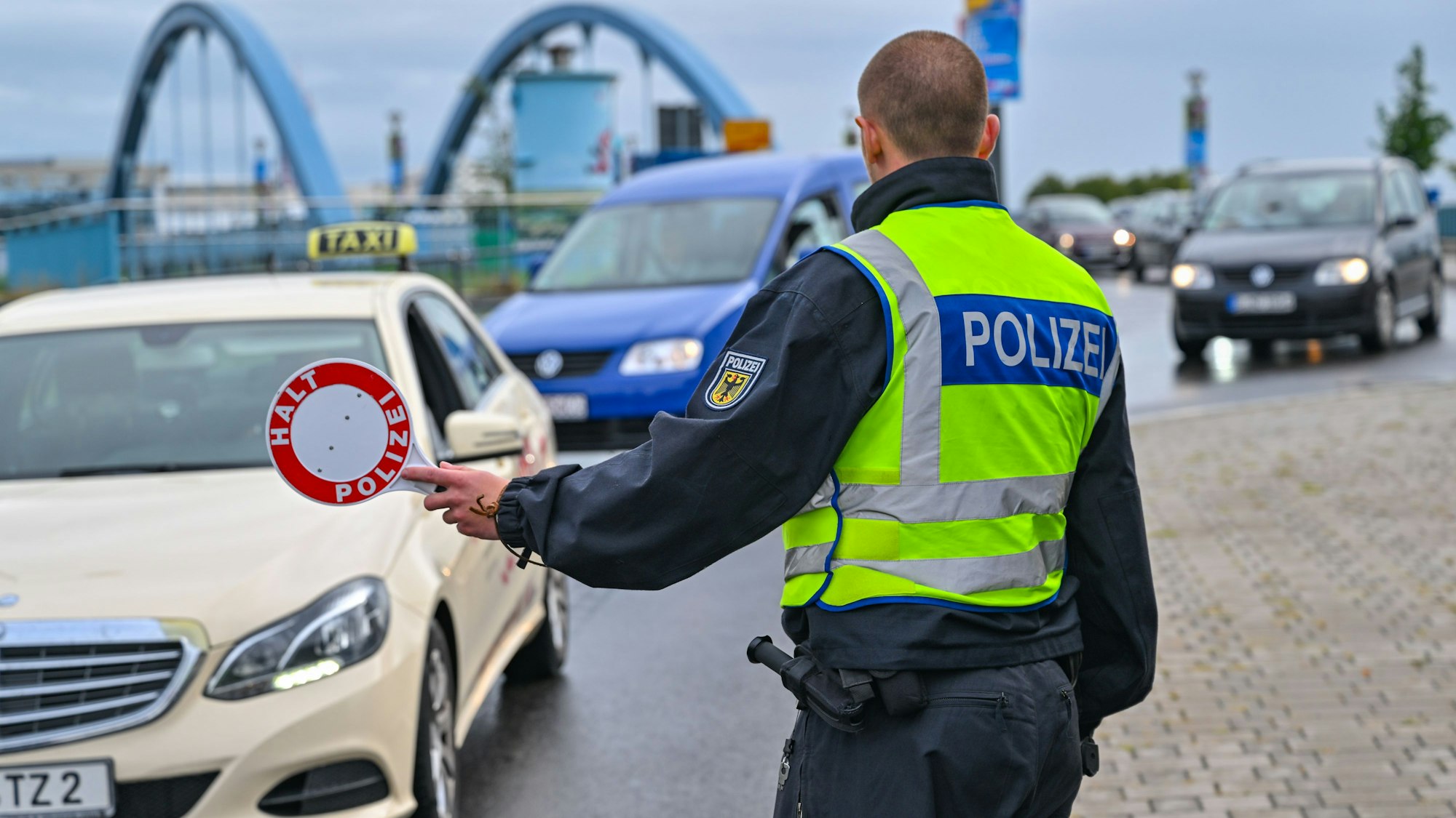Ein Mitglied der Bundespolizei kontrolliert den Einreiseverkehr am deutsch-polnischen Grenzübergang Frankfurt (Oder) und Slubice.