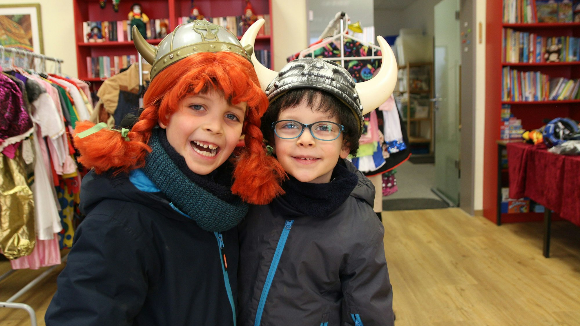 Zwei Kinder mit Wikingerhelmen.