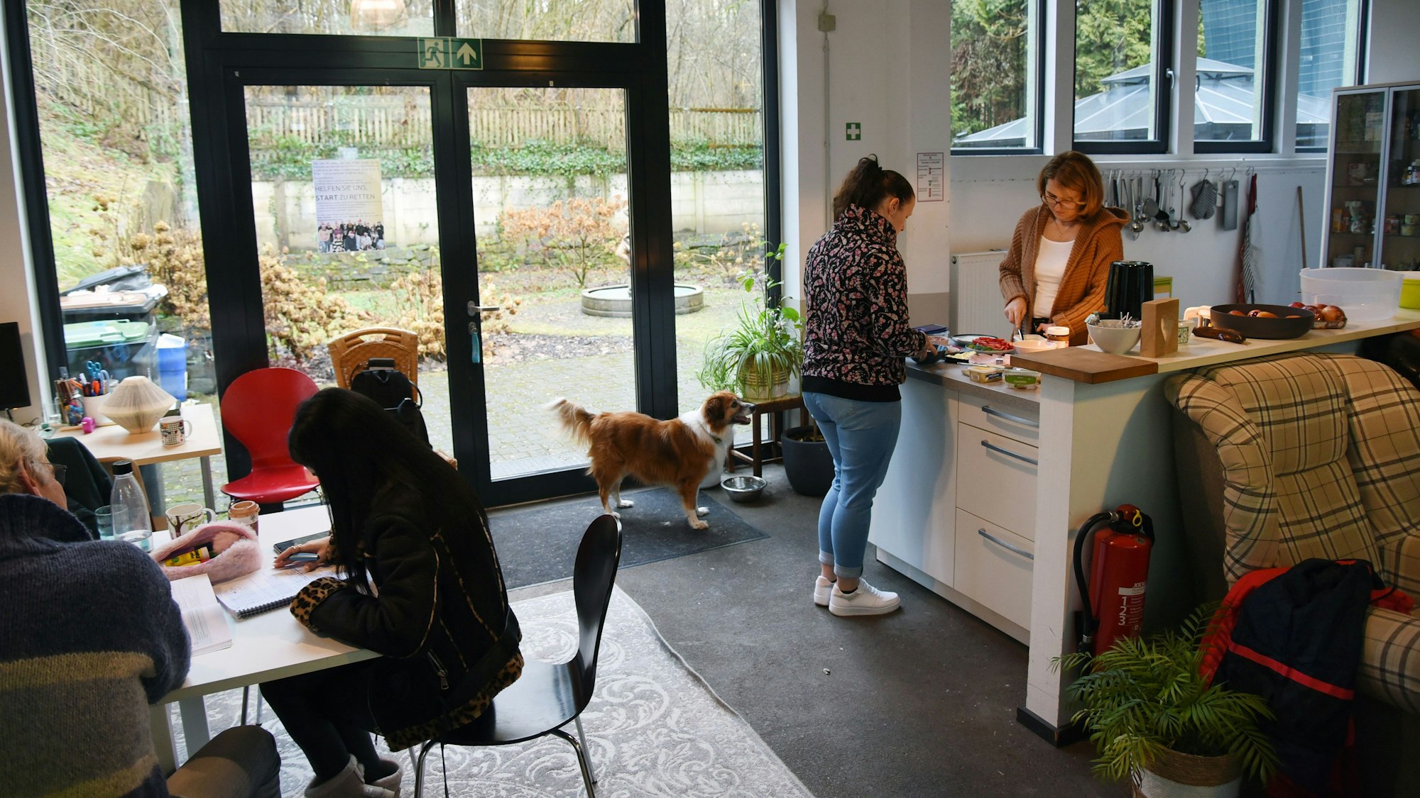 Das Foto zeigt einen Raum und Teilnehmende des "Start"-Projekts