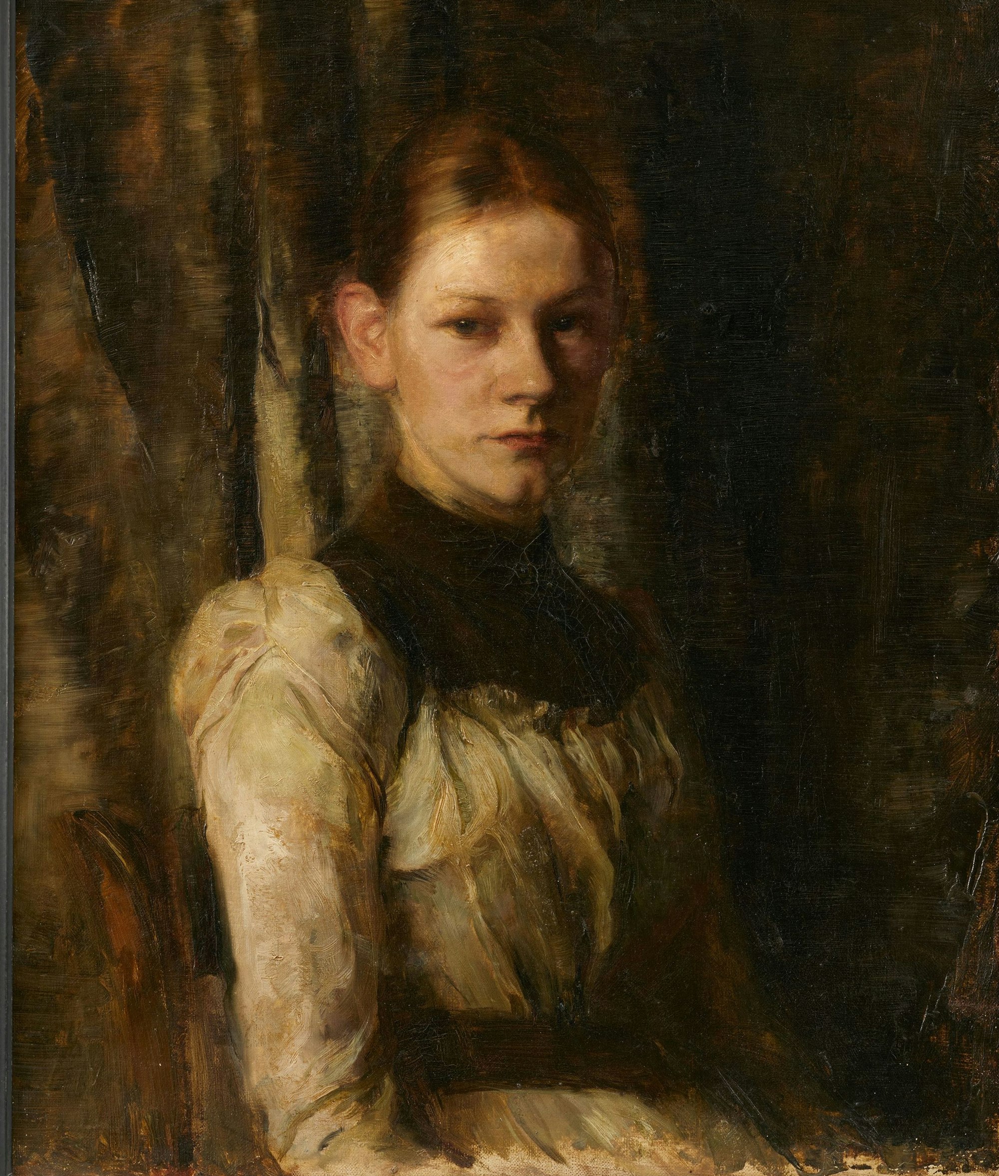 Eine junge Frau schaut ernst zum Bild heraus.