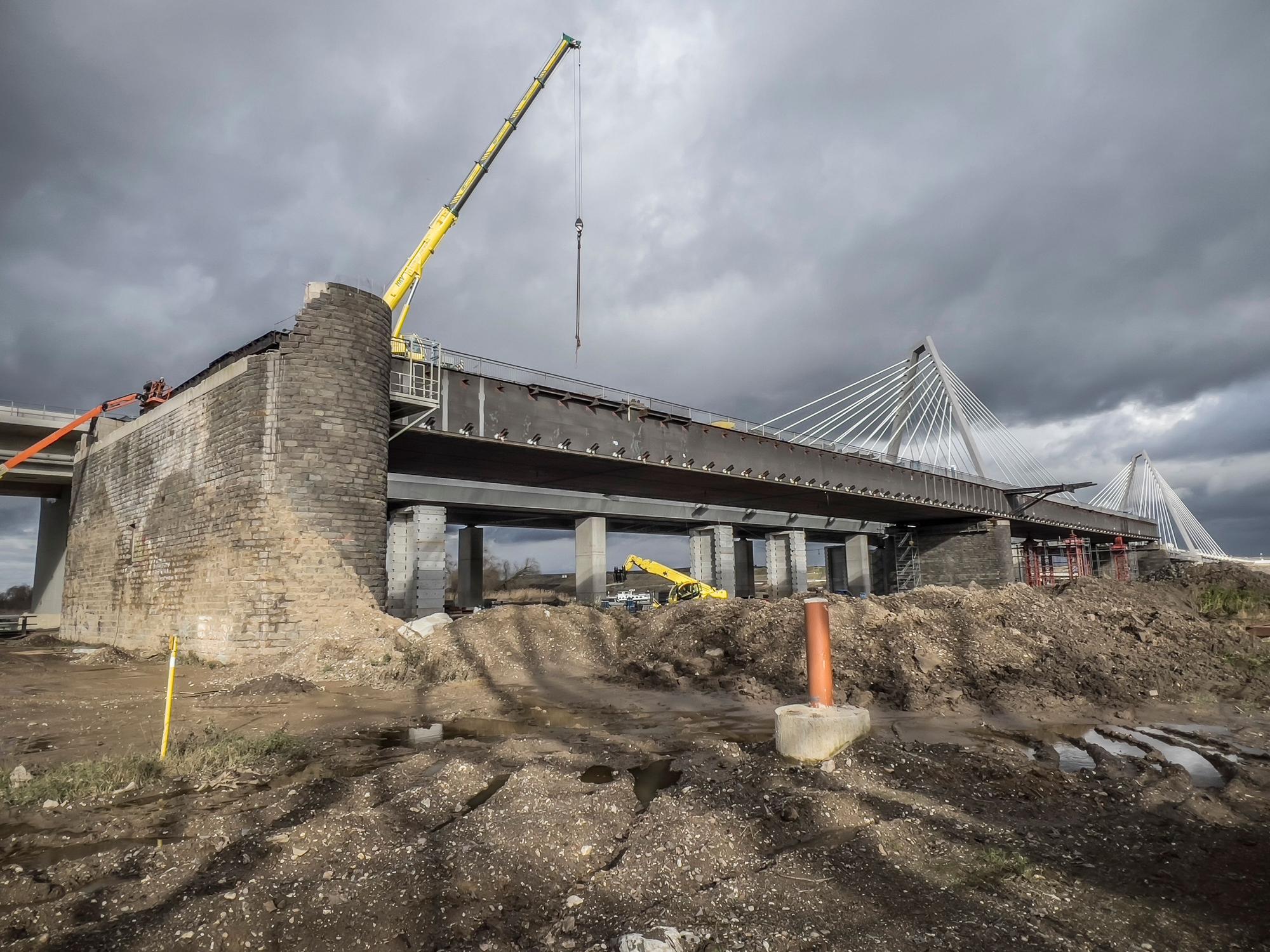 Das letzte Stück der alten Autobahnbrücke steht in Merkenich und wird gerade demontiert, A1-Brücke. Foto: Ralf Krieger