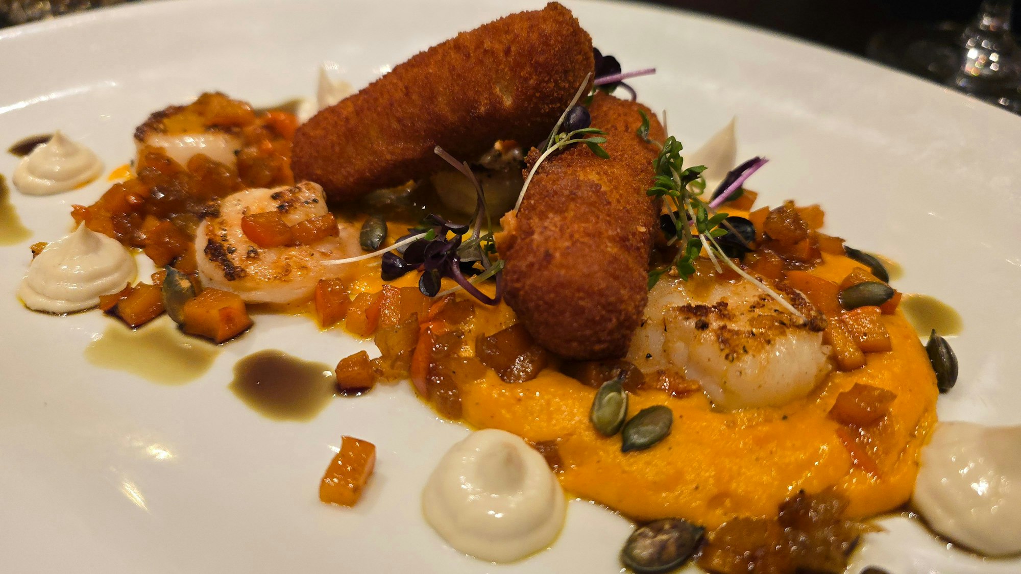 Gebratene Garnelen und Garnelenkroketten mit Kürbischutney und Kürbiskernmayo